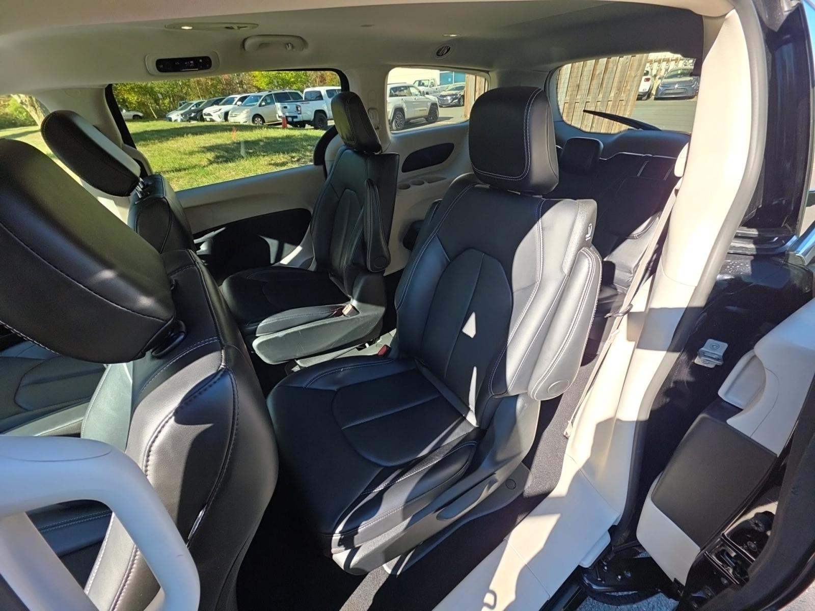 2024 Chrysler Pacifica Hybrid Select FWD