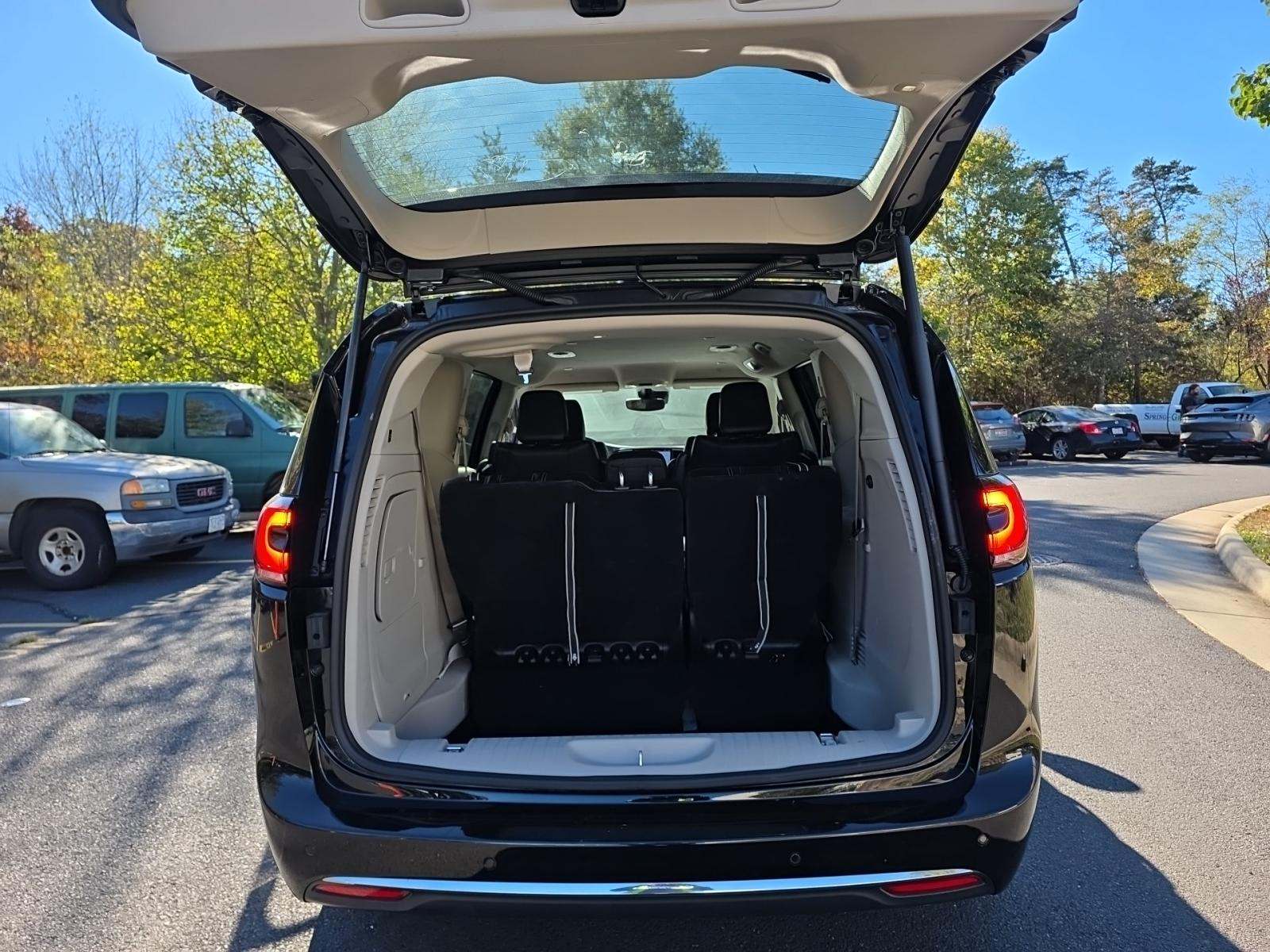 2024 Chrysler Pacifica Hybrid Select FWD