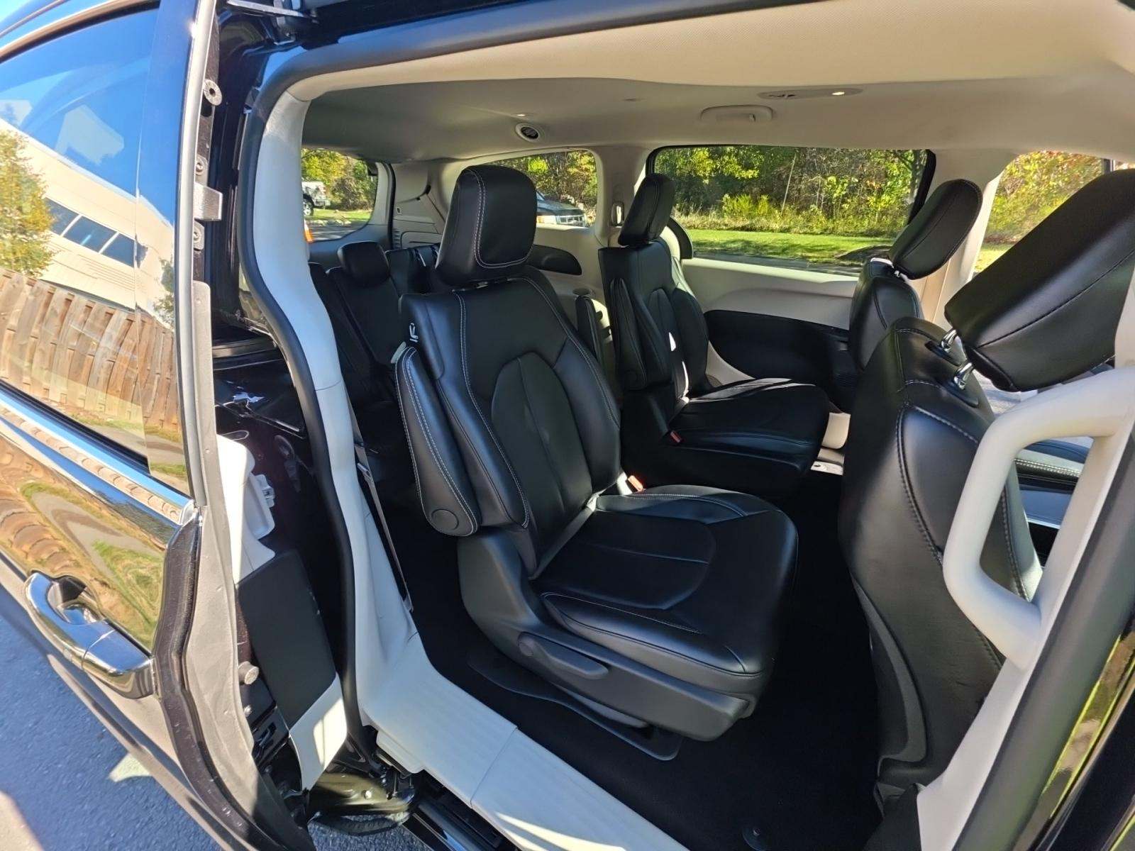 2024 Chrysler Pacifica Hybrid Select FWD