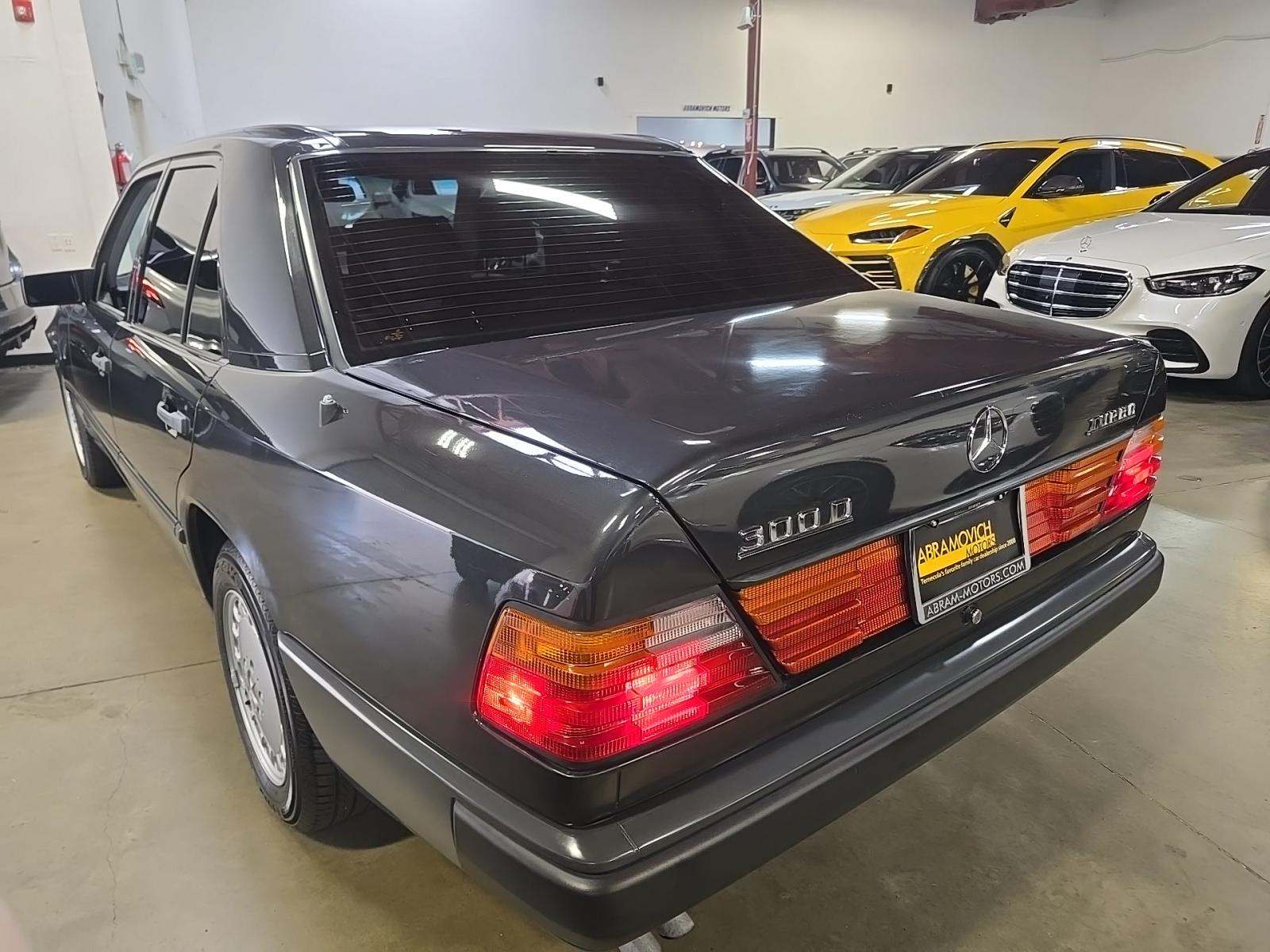 MERCEDES-BENZ E-CLASS - 2