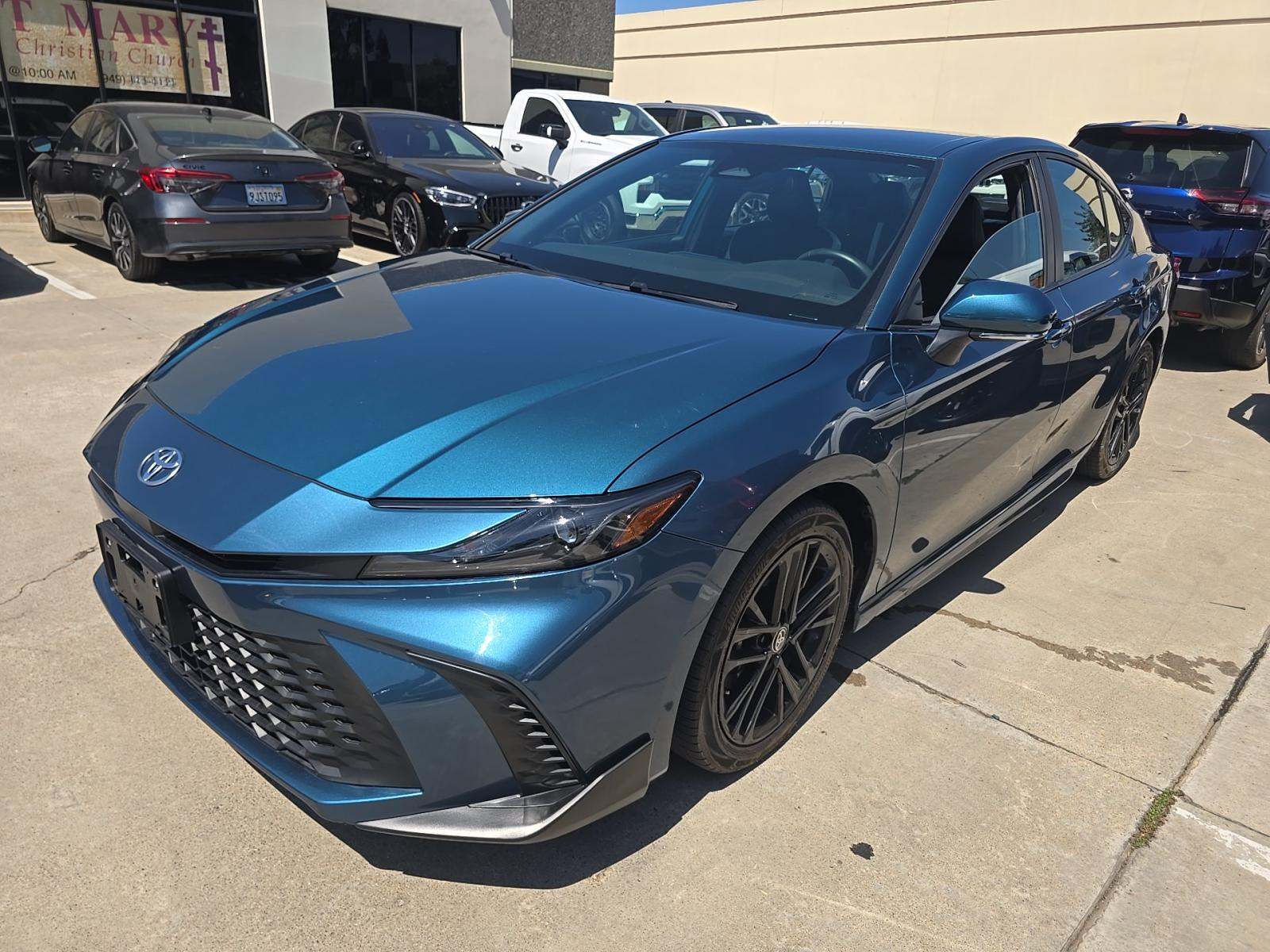 2025 Toyota Camry SE FWD