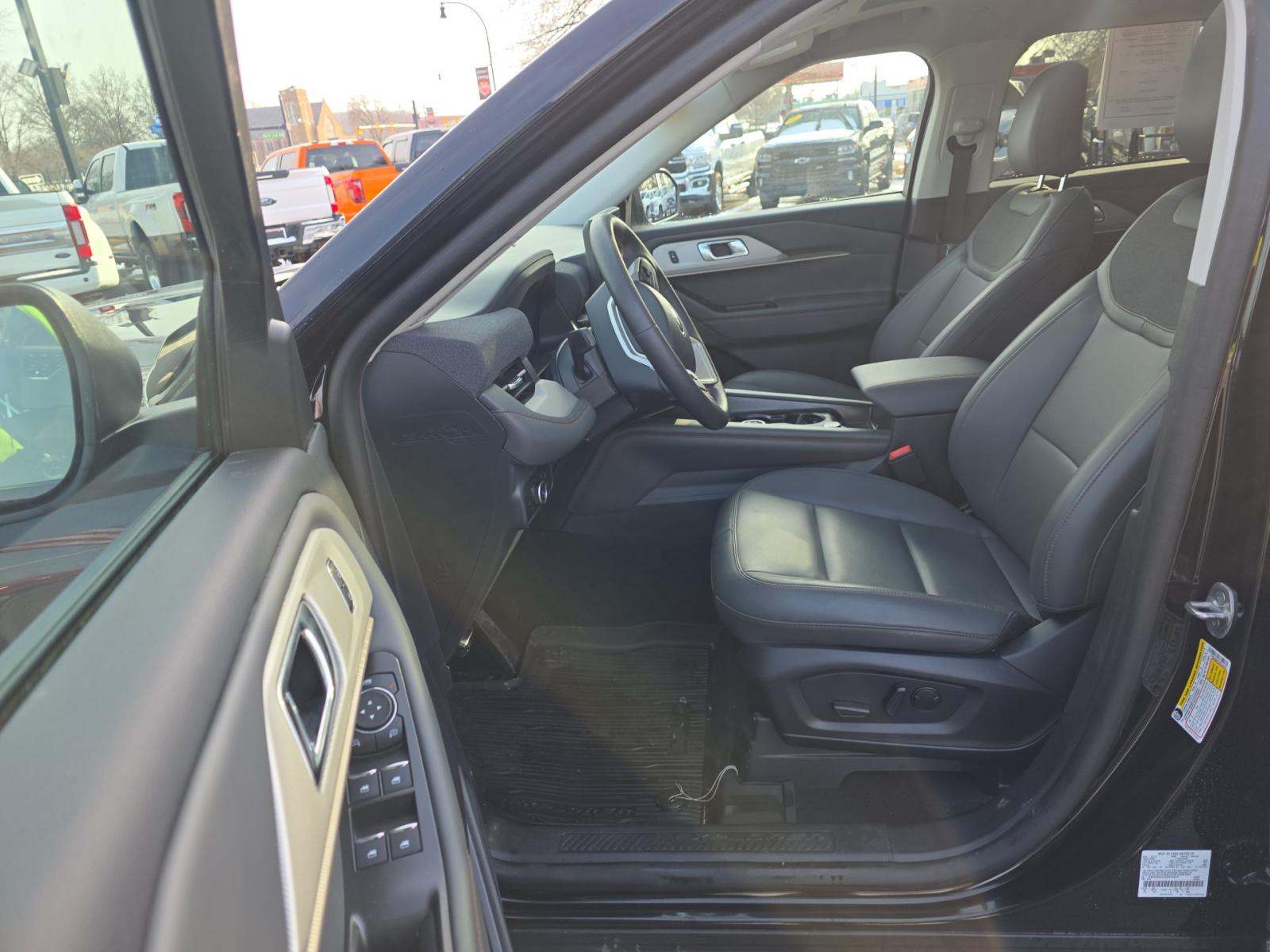 2025 Ford Explorer Active AWD