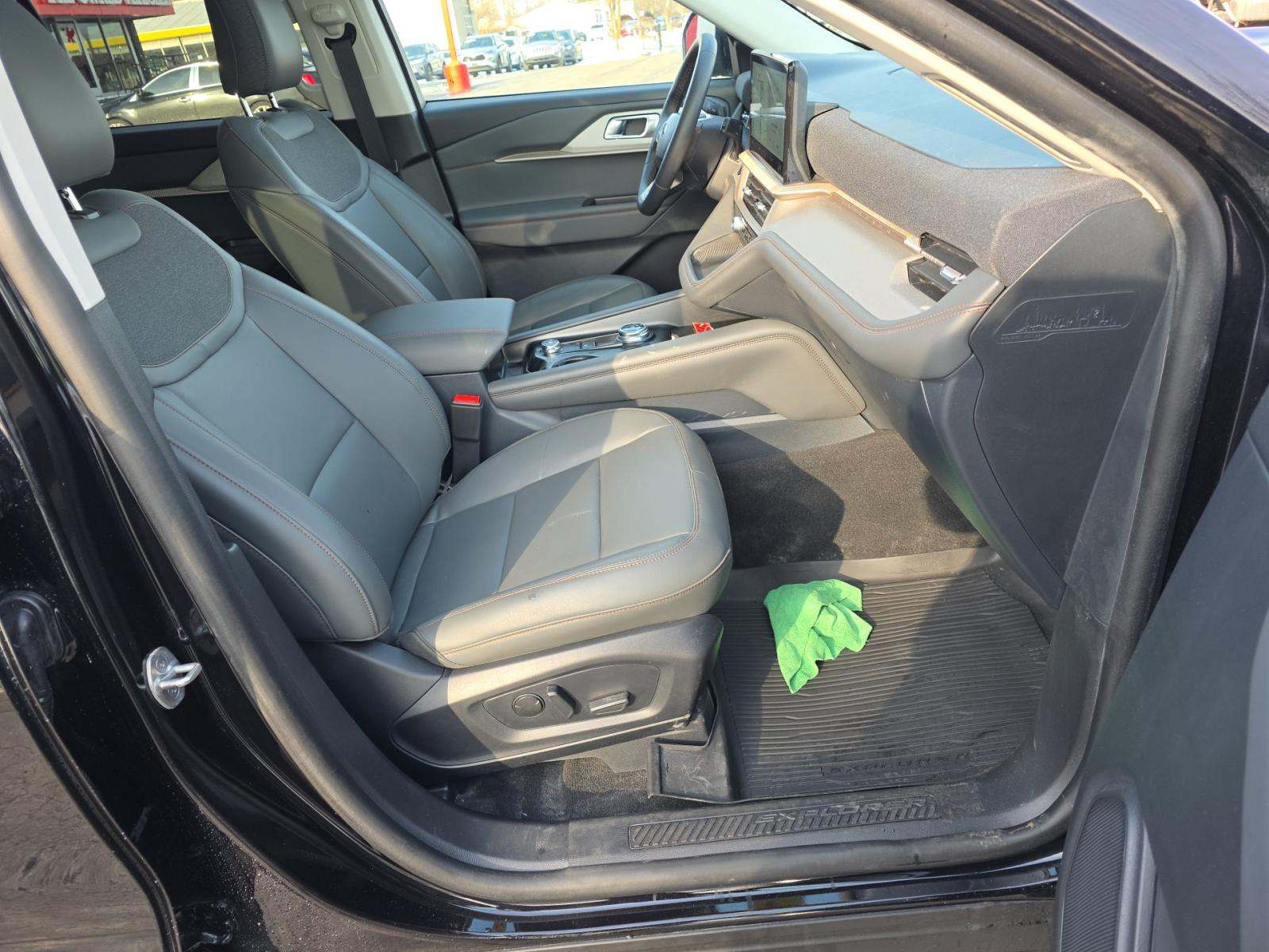 2025 Ford Explorer Active AWD