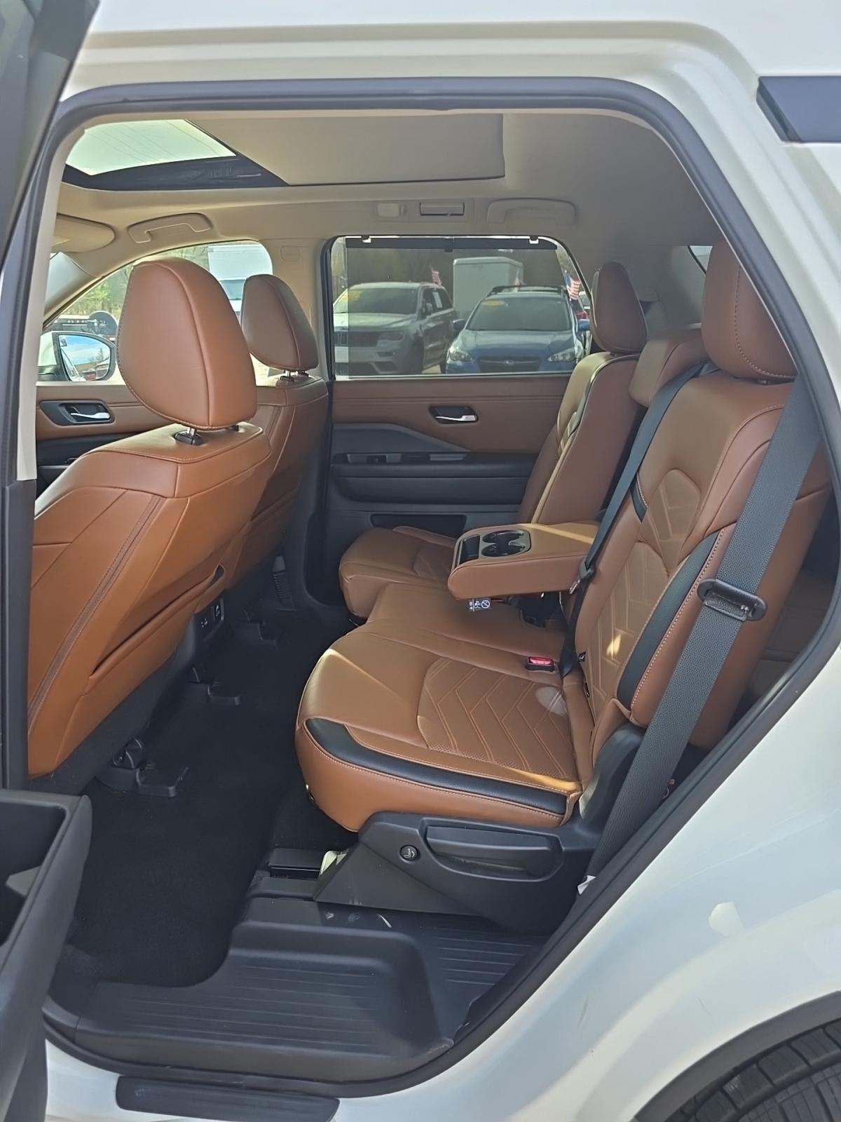 2024 Nissan Pathfinder Platinum FWD