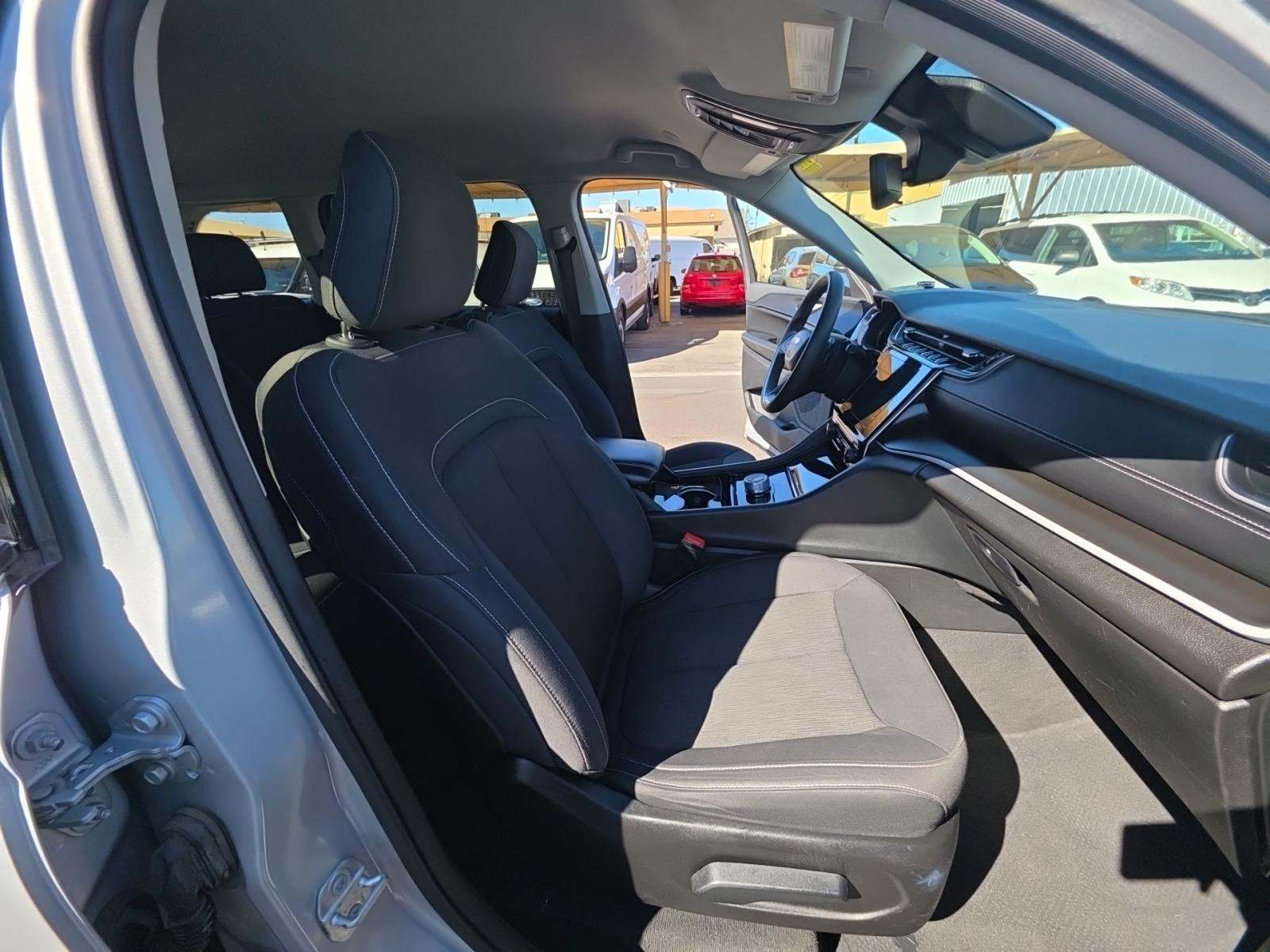 2023 Jeep Grand Cherokee Laredo RWD