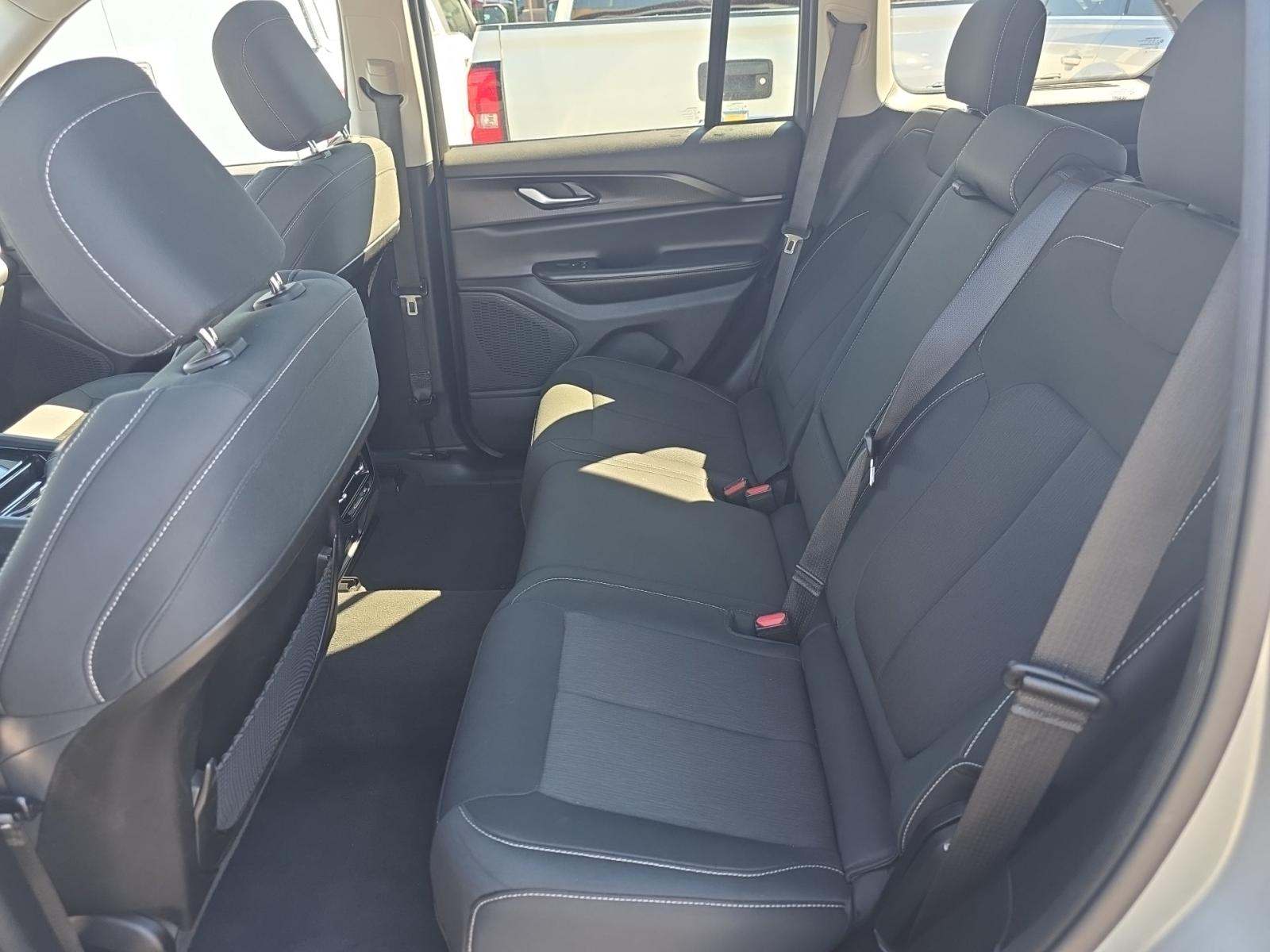 2023 Jeep Grand Cherokee Laredo RWD