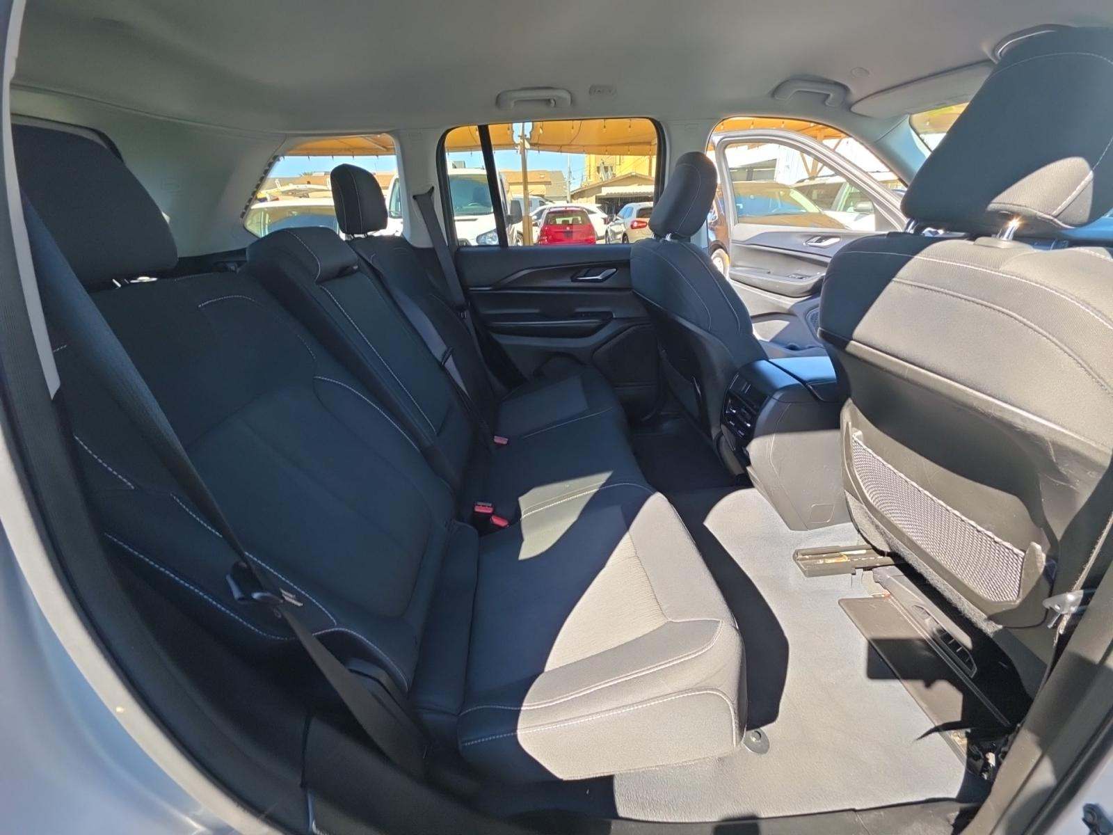 2023 Jeep Grand Cherokee Laredo RWD