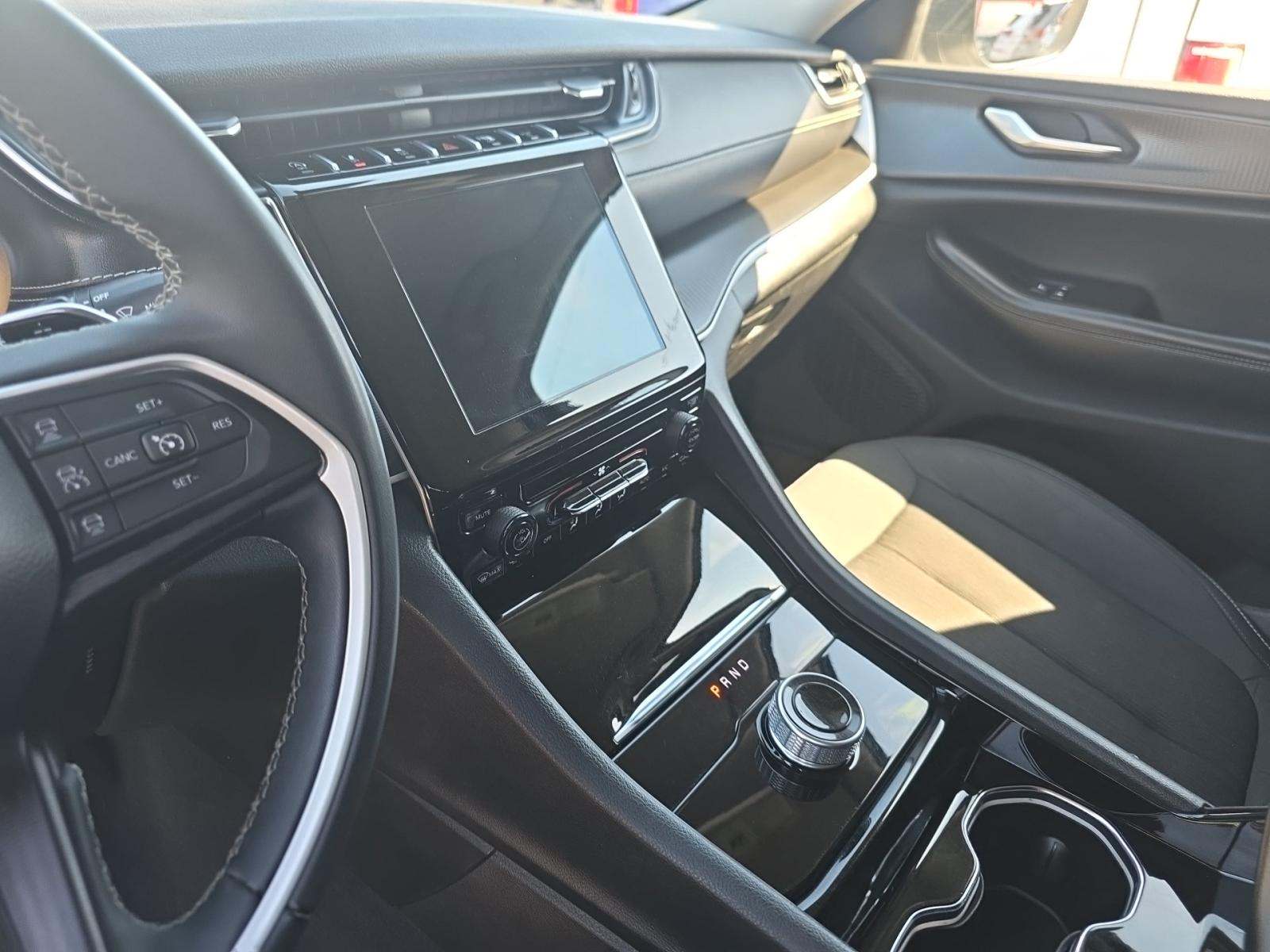 2023 Jeep Grand Cherokee Laredo RWD