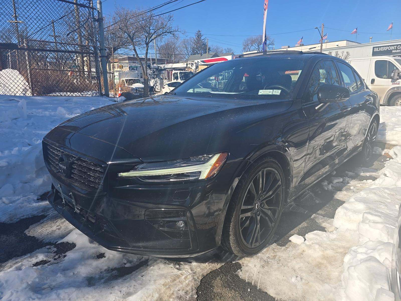 2022 Volvo S60 Black Edition R-Design AWD