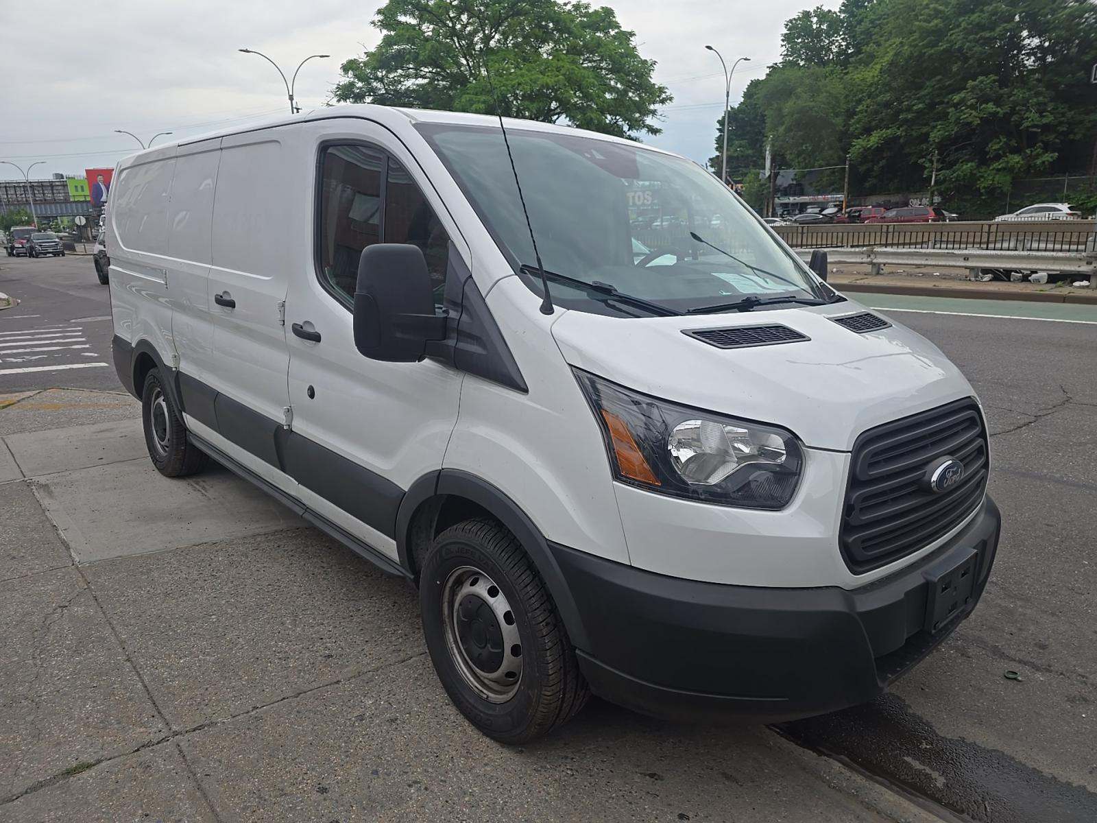 FORD TRANSIT 150 - 4