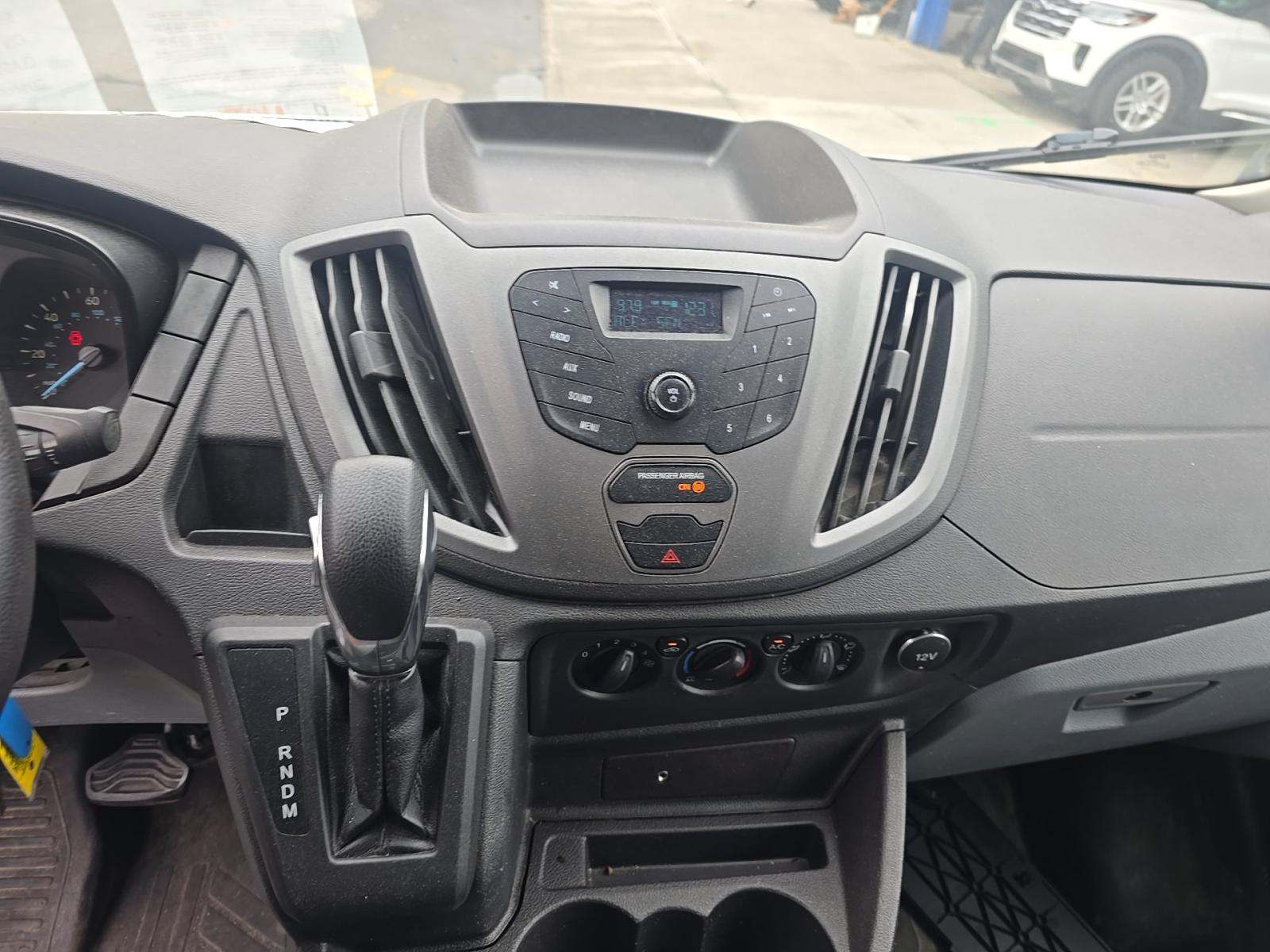 FORD TRANSIT 150 - 10