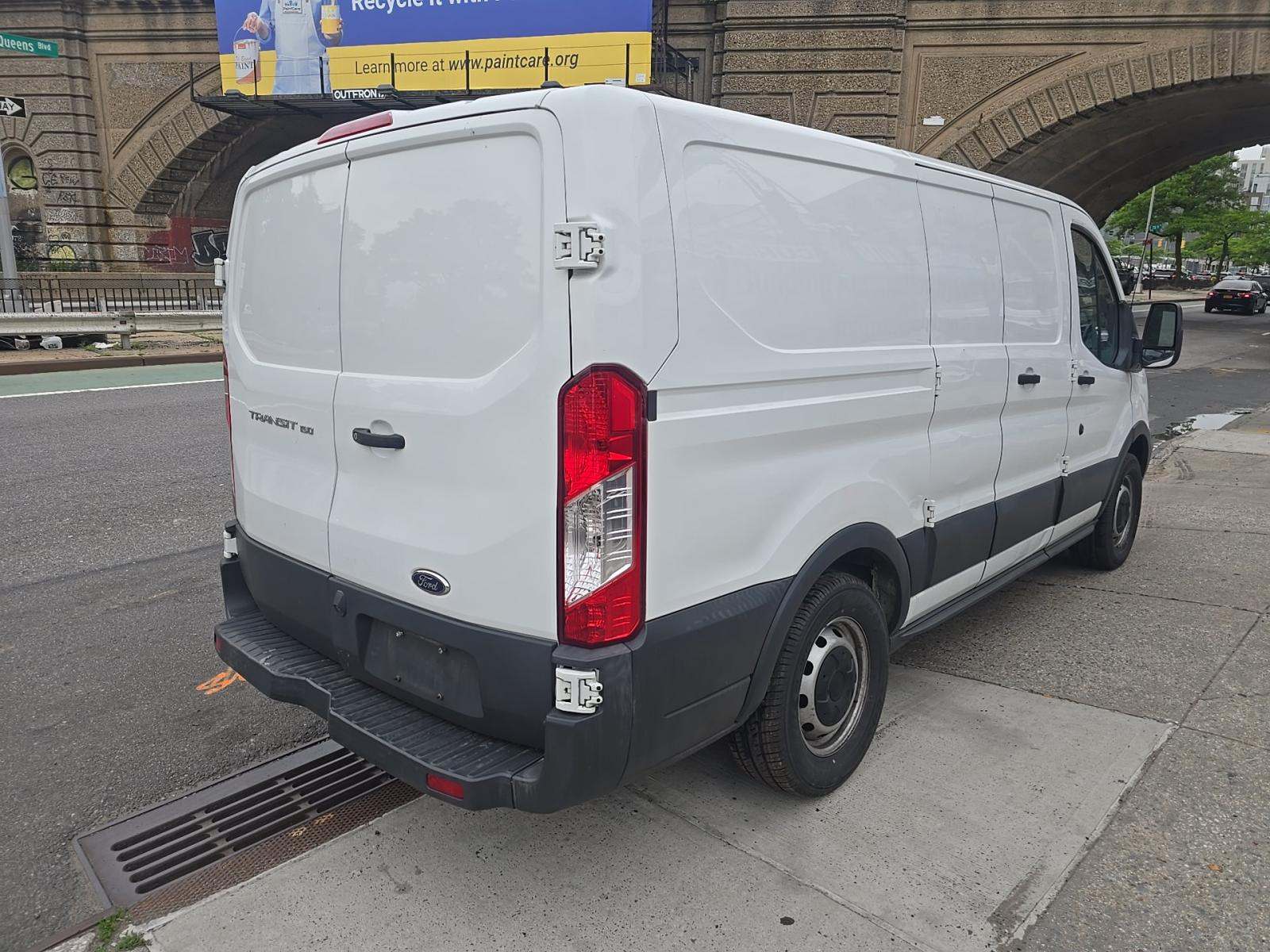 FORD TRANSIT 150 - 3