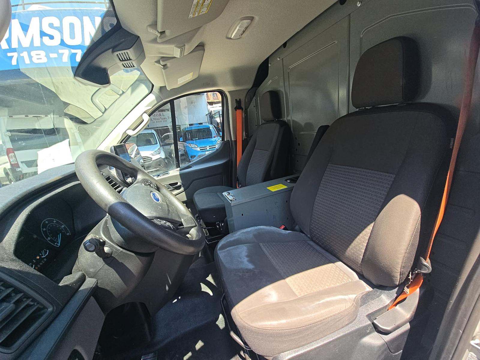 FORD TRANSIT 150 - 6