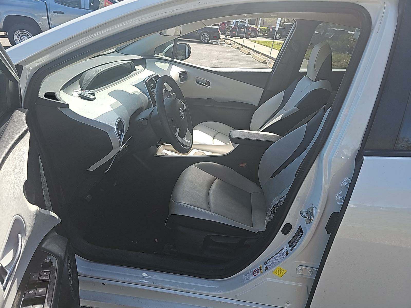 2016 Toyota Prius Three Touring FWD