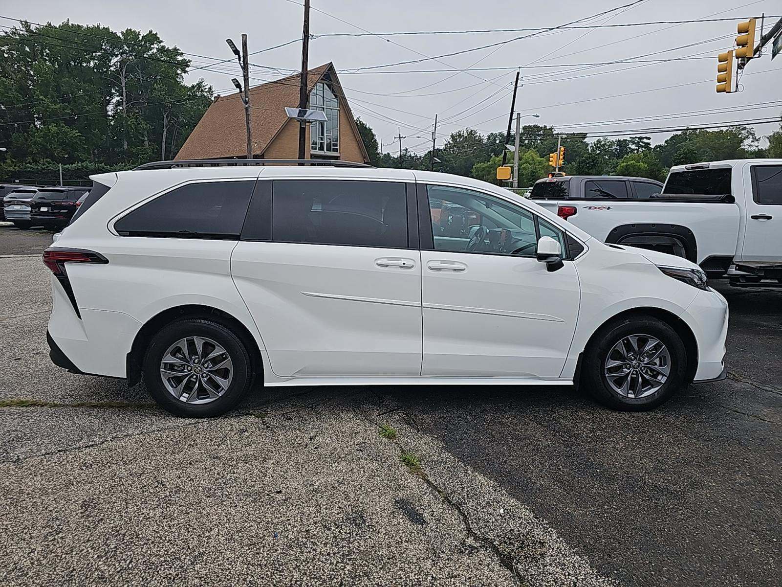 2022 Toyota Sienna LE FWD