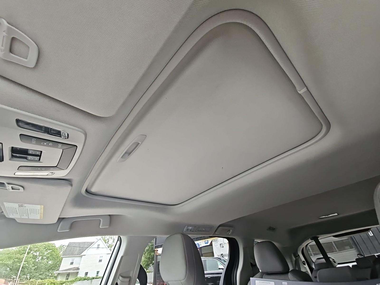 2022 Toyota Sienna LE FWD