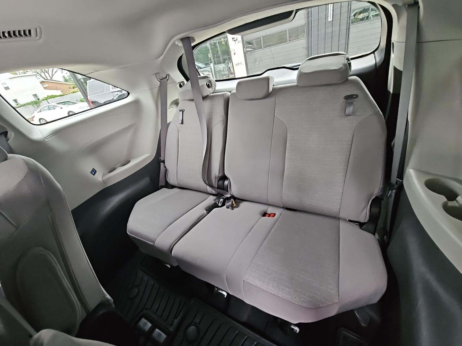 2022 Toyota Sienna LE FWD