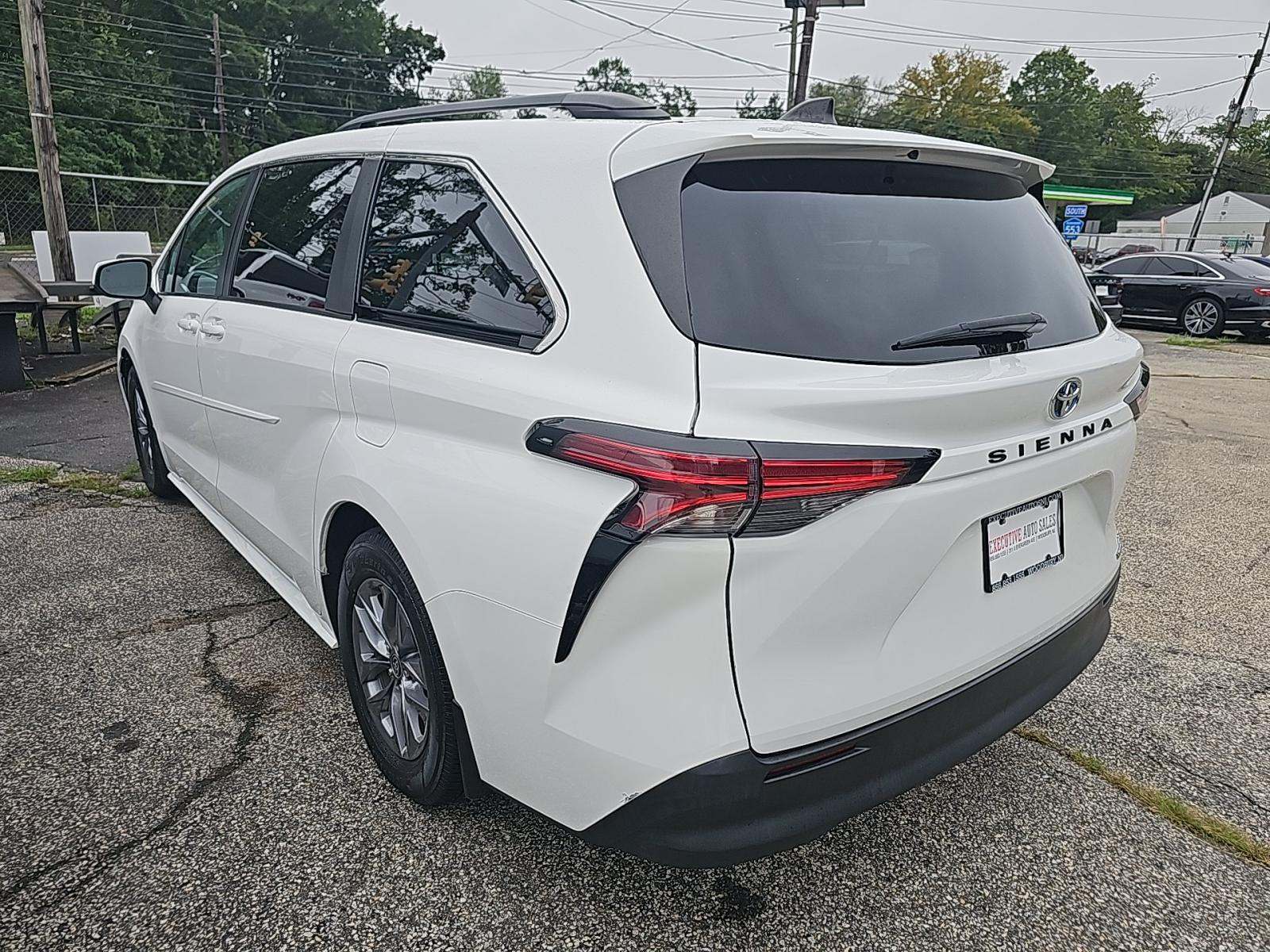 2022 Toyota Sienna LE FWD