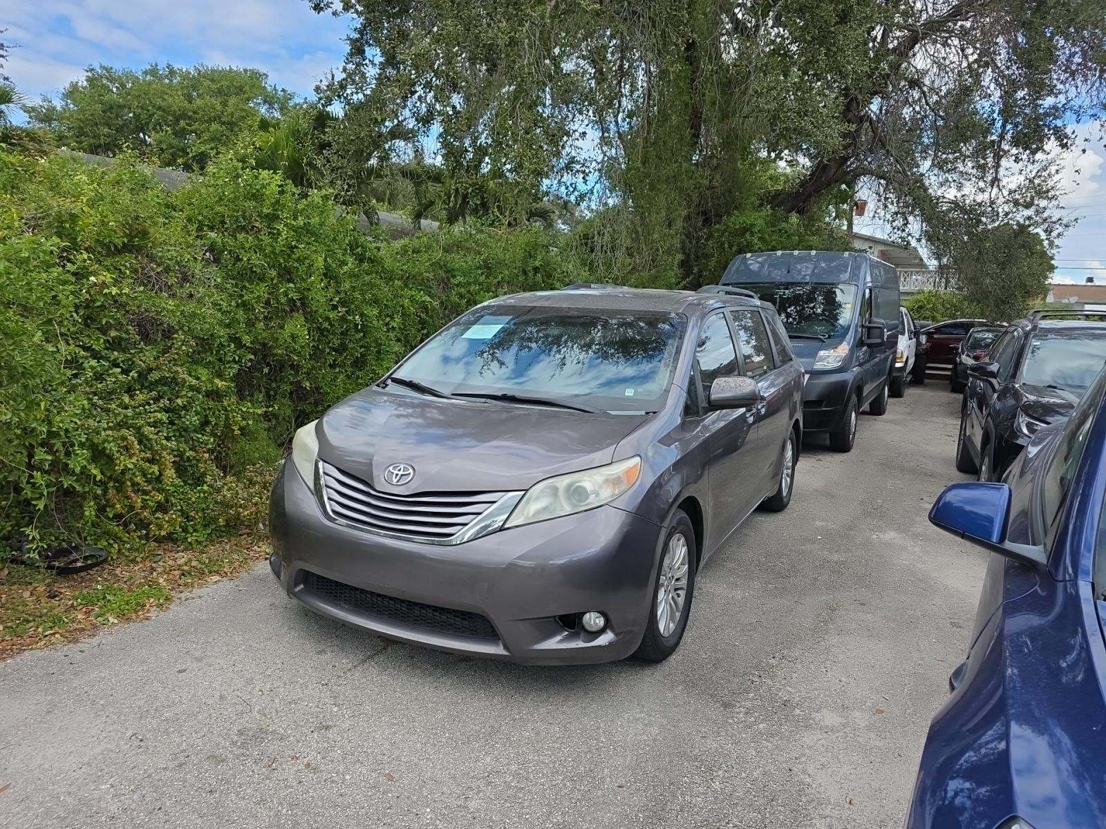 Toyota Sienna XLE Premium 8-Passenger 119.3" WB снимка Toyota Sienna XLE Premium 8-Passenger 119.3" WB
