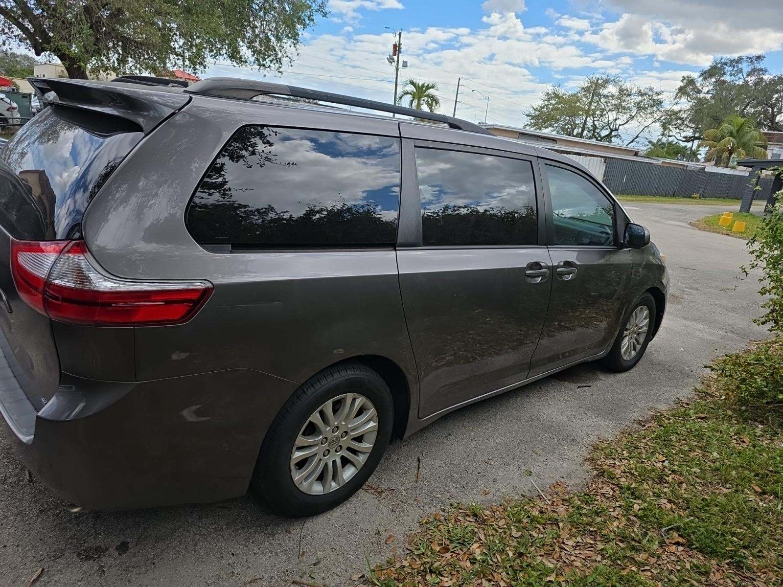 Toyota Sienna XLE Premium 8-Passenger 119.3" WB снимка Toyota Sienna XLE Premium 8-Passenger 119.3" WB