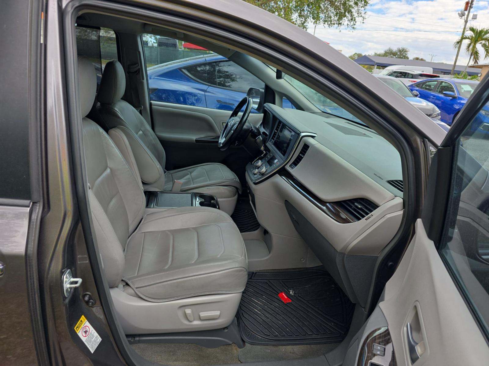 Toyota Sienna XLE Premium 8-Passenger 119.3" WB снимка Toyota Sienna XLE Premium 8-Passenger 119.3" WB