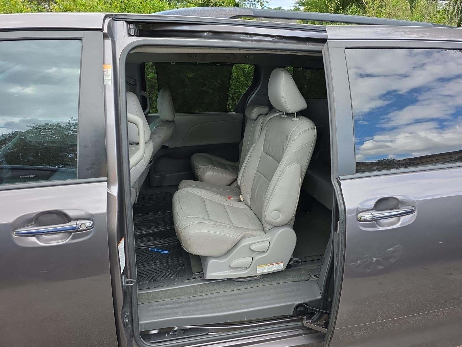 Toyota Sienna XLE Premium 8-Passenger 119.3" WB снимка Toyota Sienna XLE Premium 8-Passenger 119.3" WB