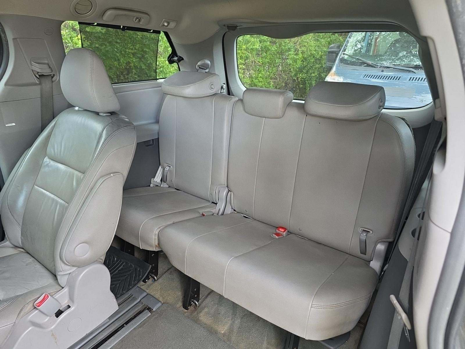 Toyota Sienna XLE Premium 8-Passenger 119.3" WB снимка Toyota Sienna XLE Premium 8-Passenger 119.3" WB
