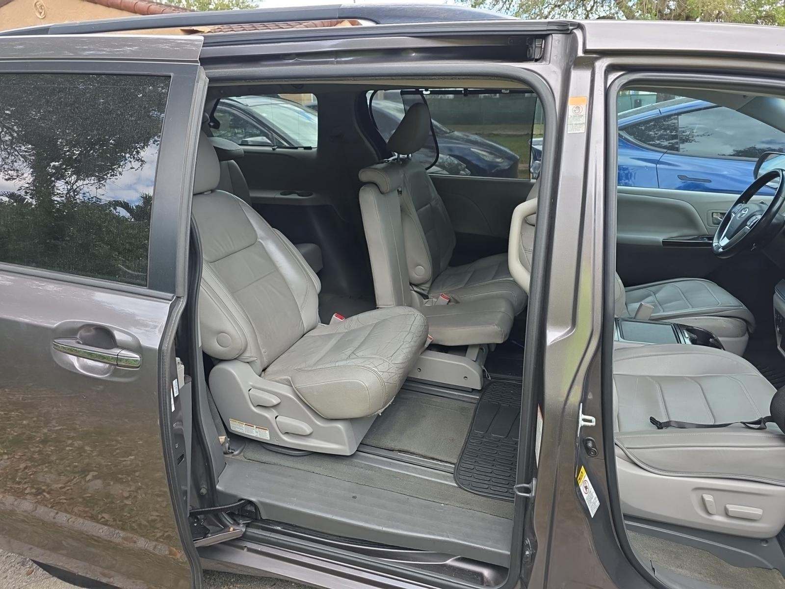 Toyota Sienna XLE Premium 8-Passenger 119.3" WB снимка Toyota Sienna XLE Premium 8-Passenger 119.3" WB