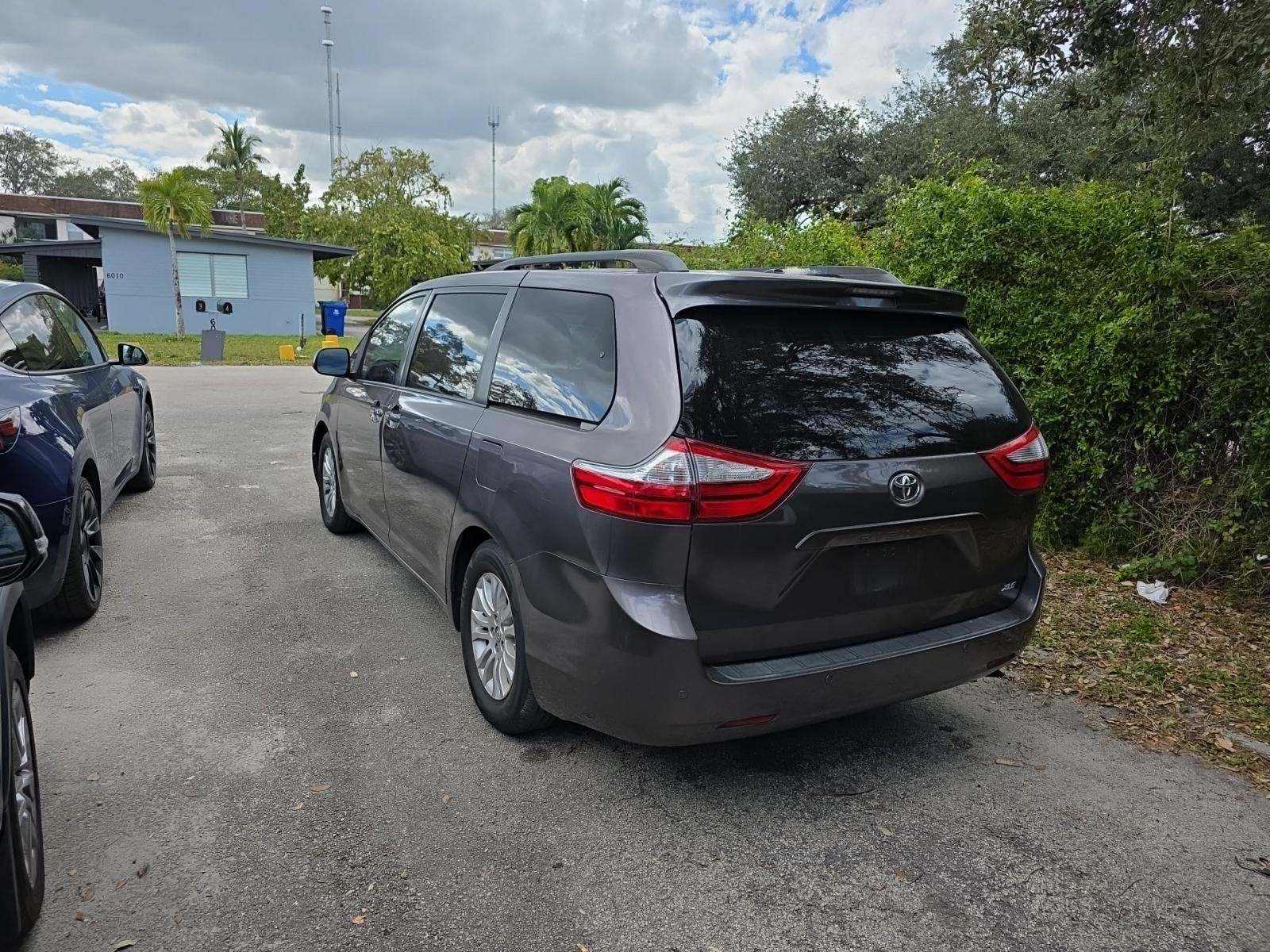 Toyota Sienna XLE Premium 8-Passenger 119.3" WB снимка Toyota Sienna XLE Premium 8-Passenger 119.3" WB