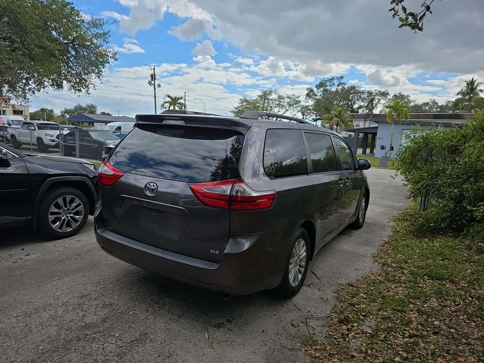 Toyota Sienna XLE Premium 8-Passenger 119.3" WB снимка Toyota Sienna XLE Premium 8-Passenger 119.3" WB