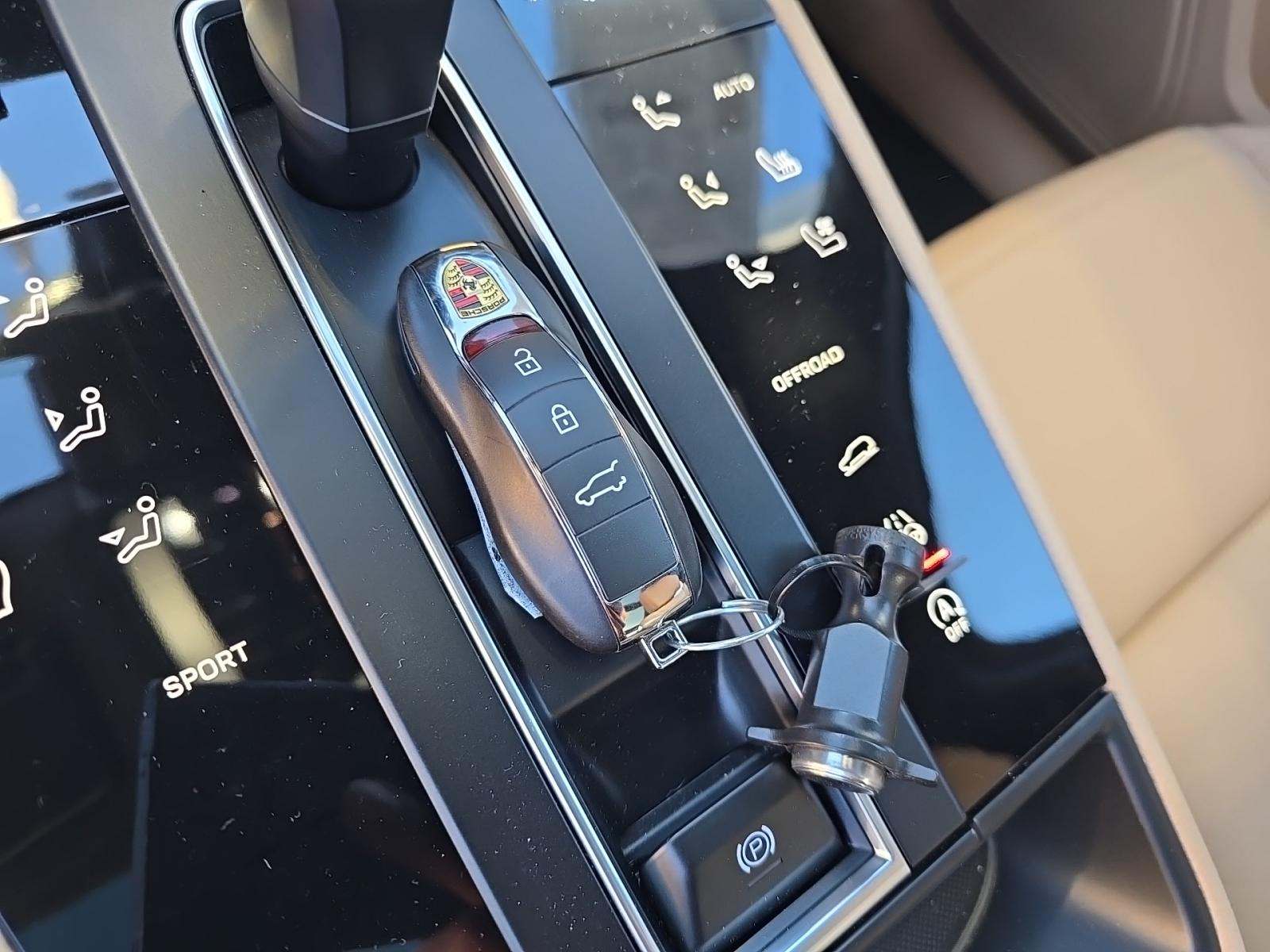 2023 Porsche Macan Base AWD