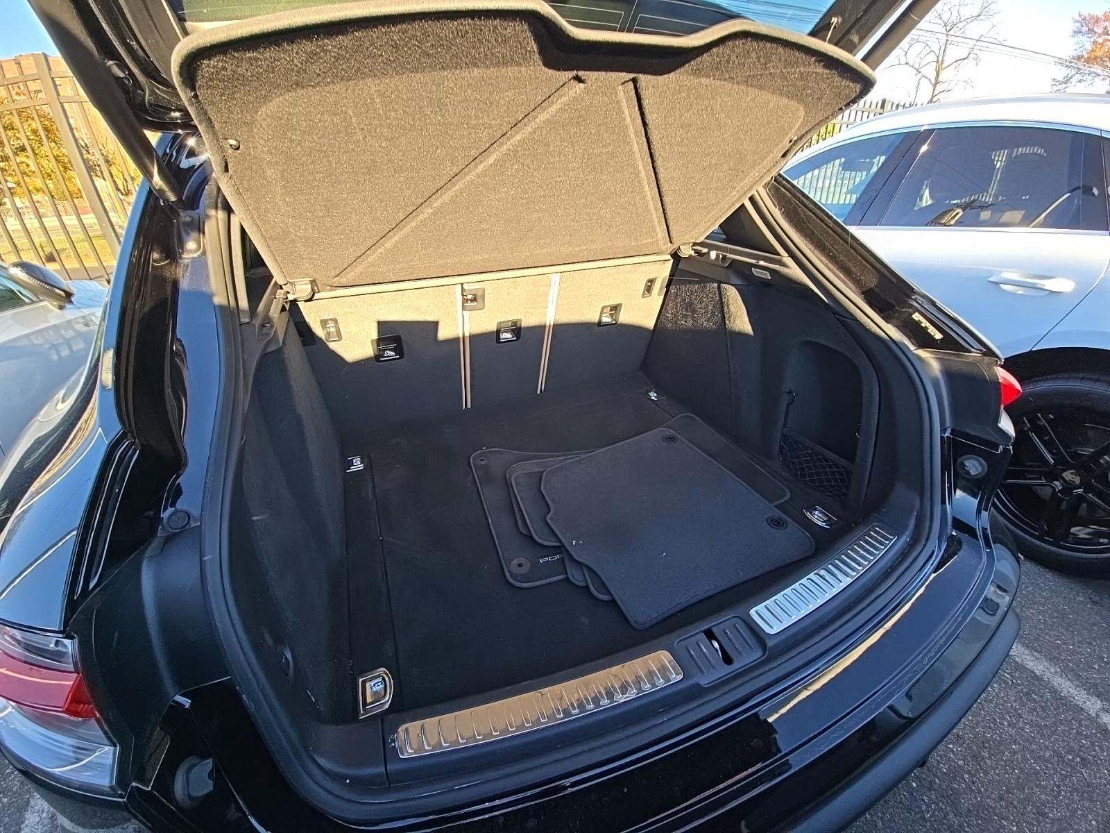 2022 Porsche Macan Base AWD