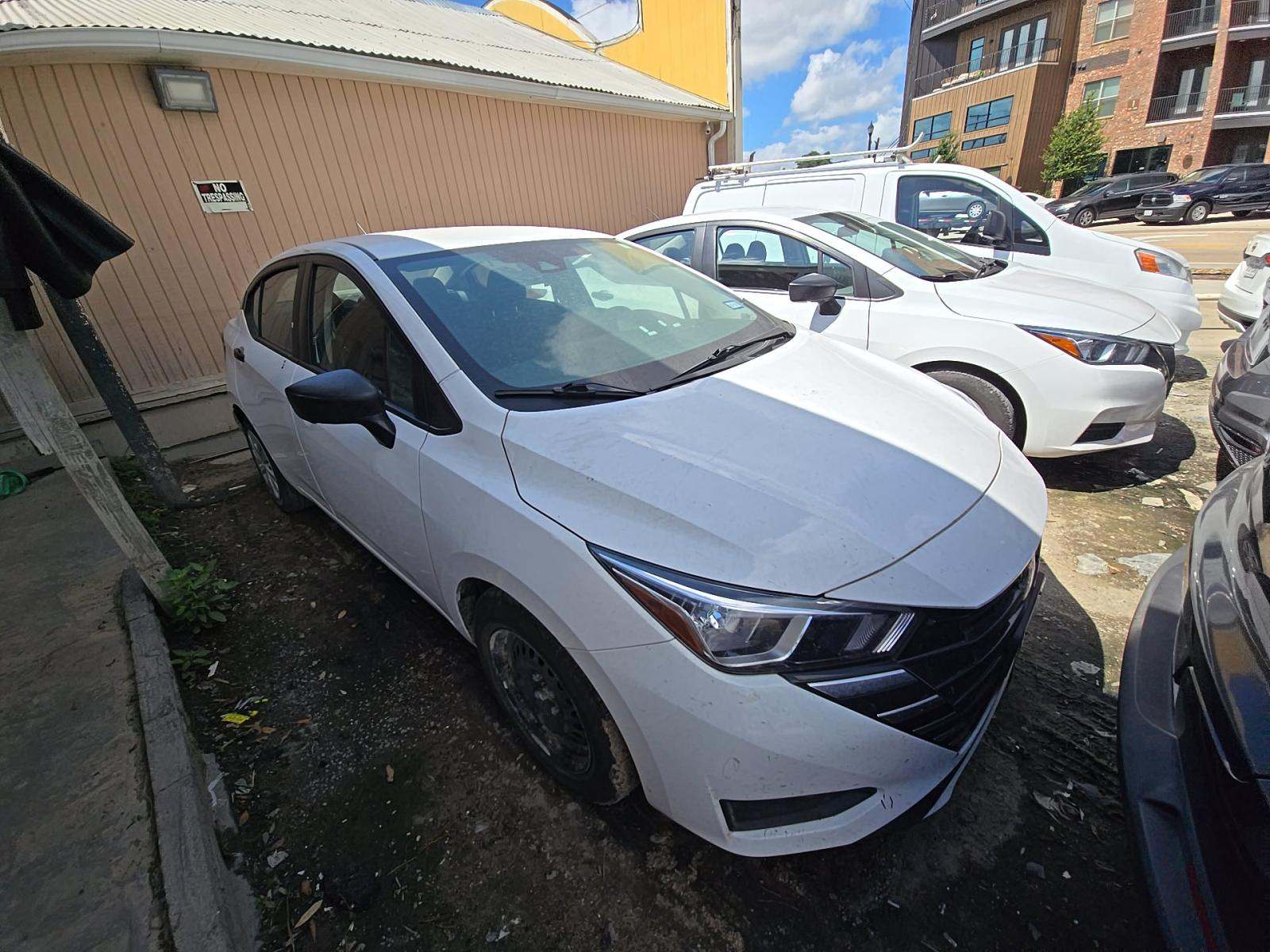 NISSAN VERSA - 4