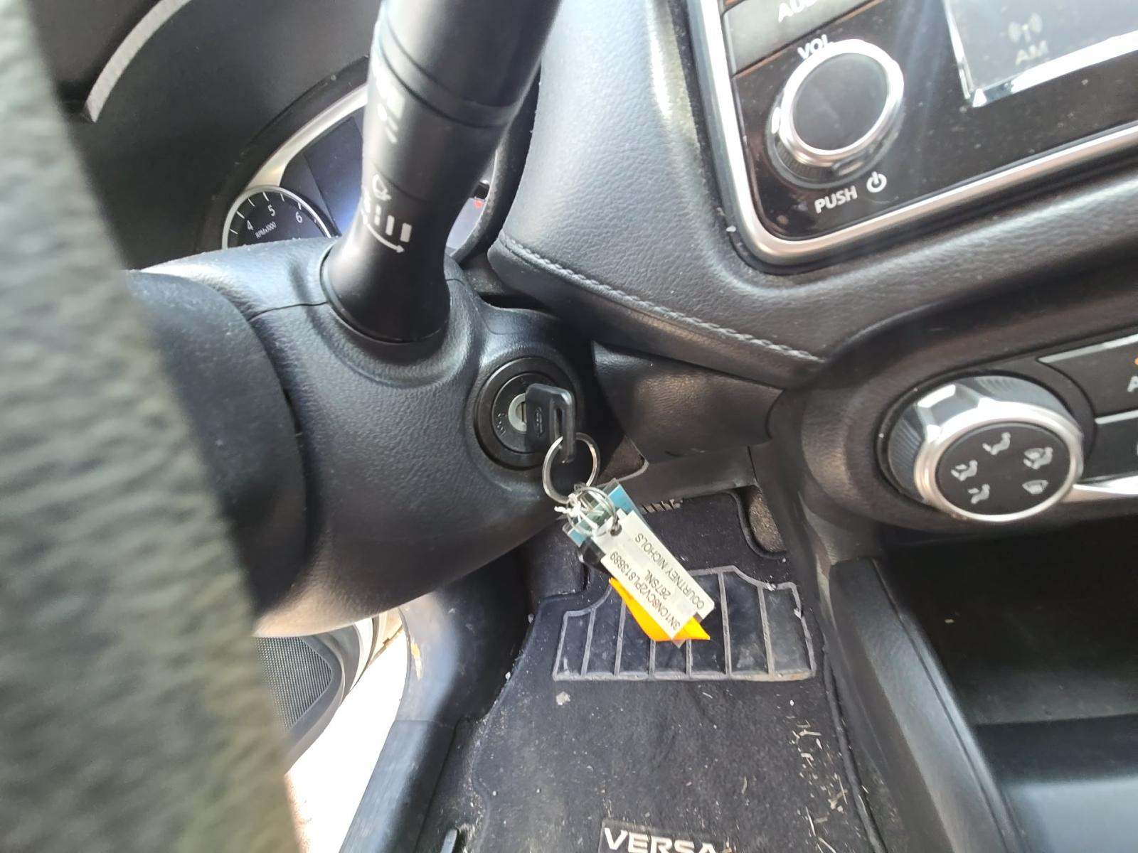 NISSAN VERSA - 8