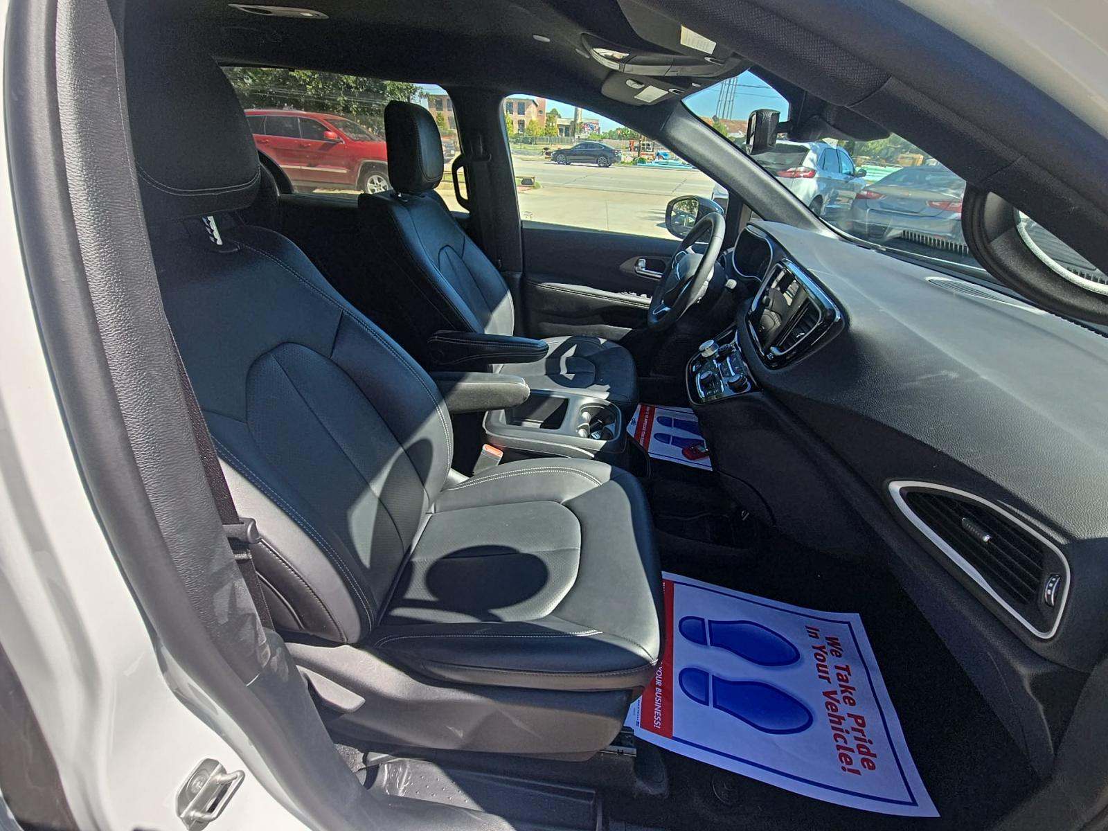 2025 Chrysler Pacifica Select FWD