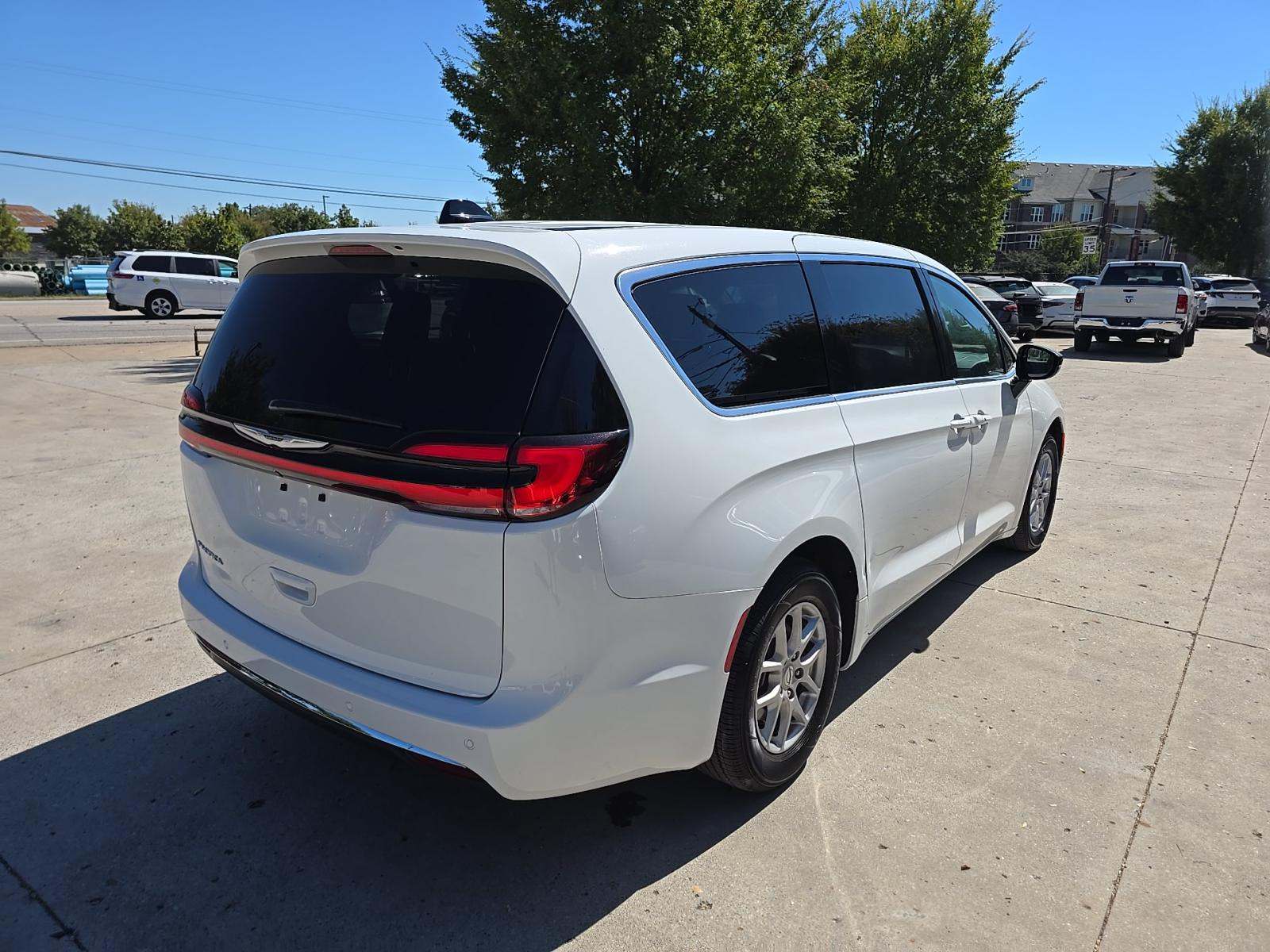 2025 Chrysler Pacifica Select FWD