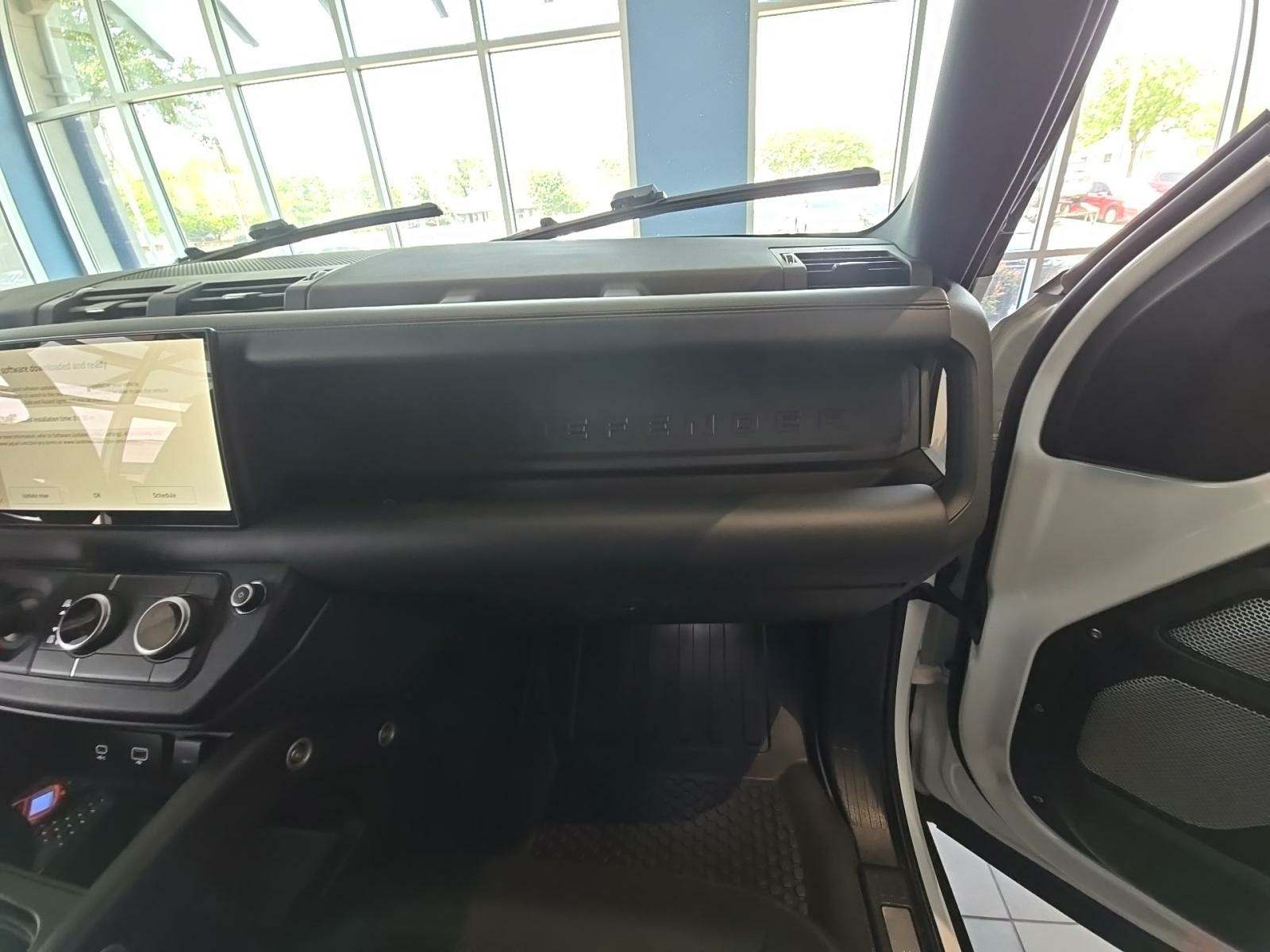 2024 Land Rover Defender 130 X-Dynamic SE AWD