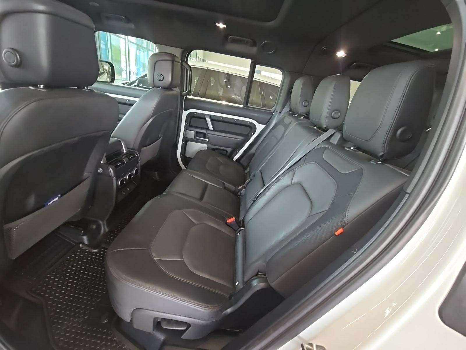 2024 Land Rover Defender 130 X-Dynamic SE AWD