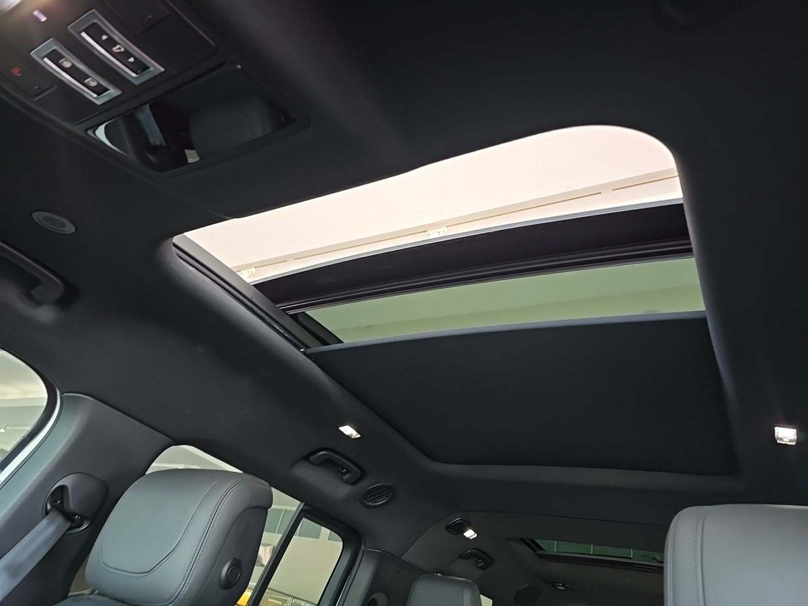 2024 Land Rover Defender 130 X-Dynamic SE AWD