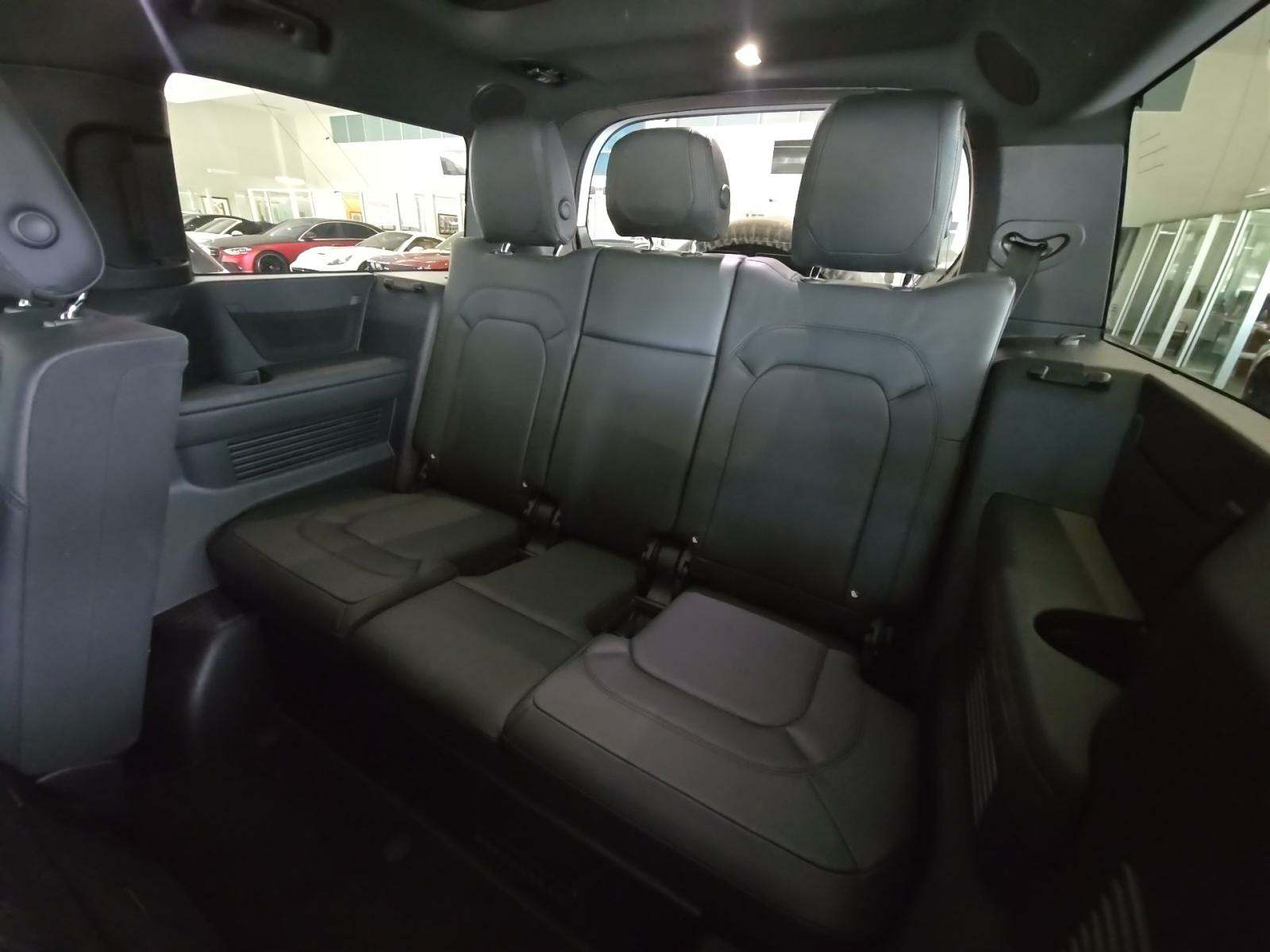 2024 Land Rover Defender 130 X-Dynamic SE AWD