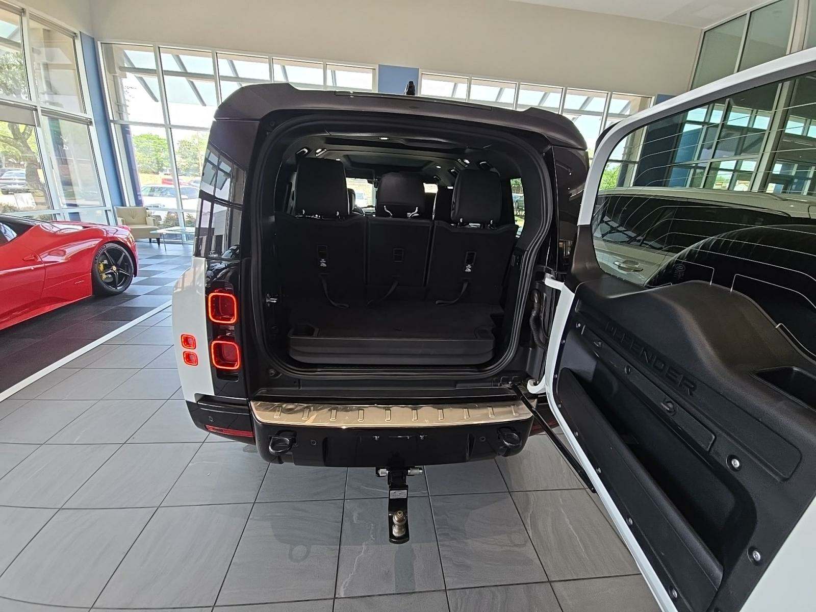 2024 Land Rover Defender 130 X-Dynamic SE AWD