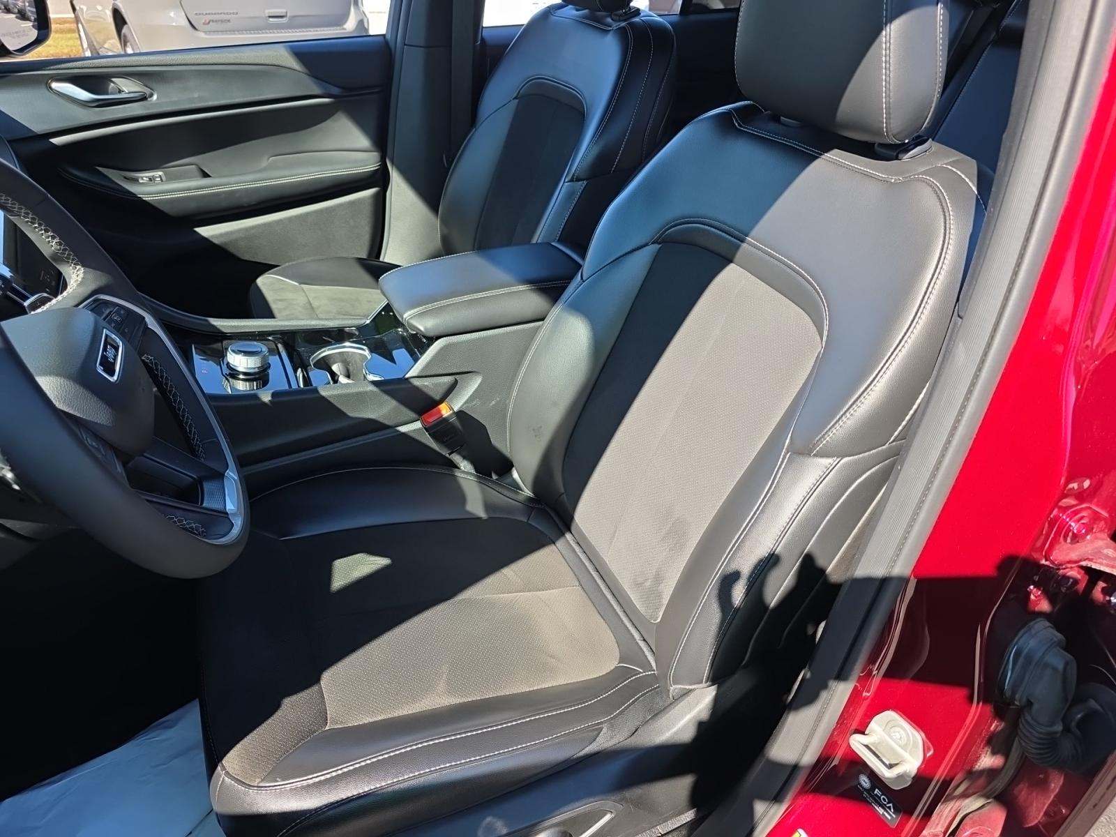 2023 Jeep Grand Cherokee Altitude AWD