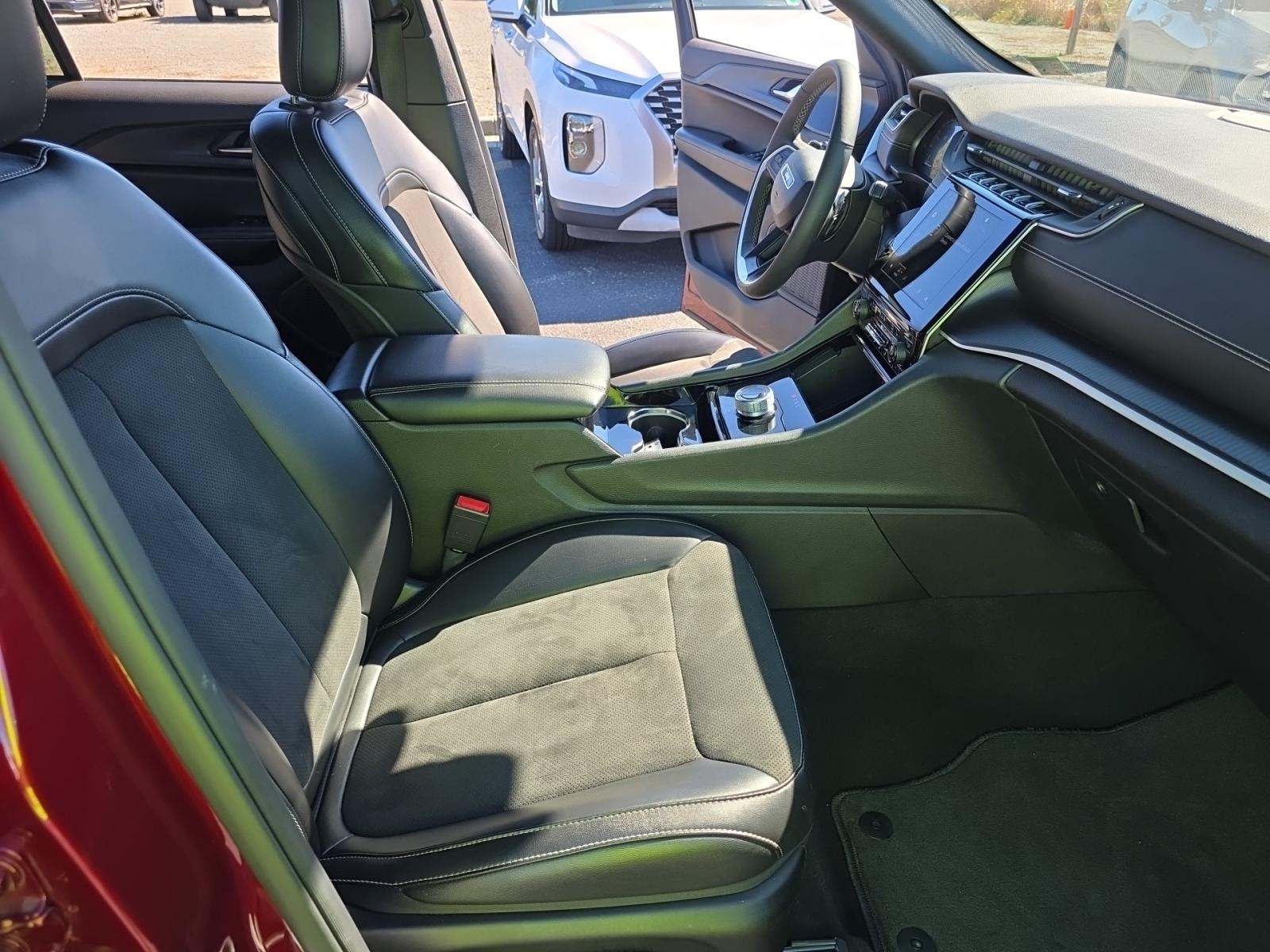 2023 Jeep Grand Cherokee Altitude AWD