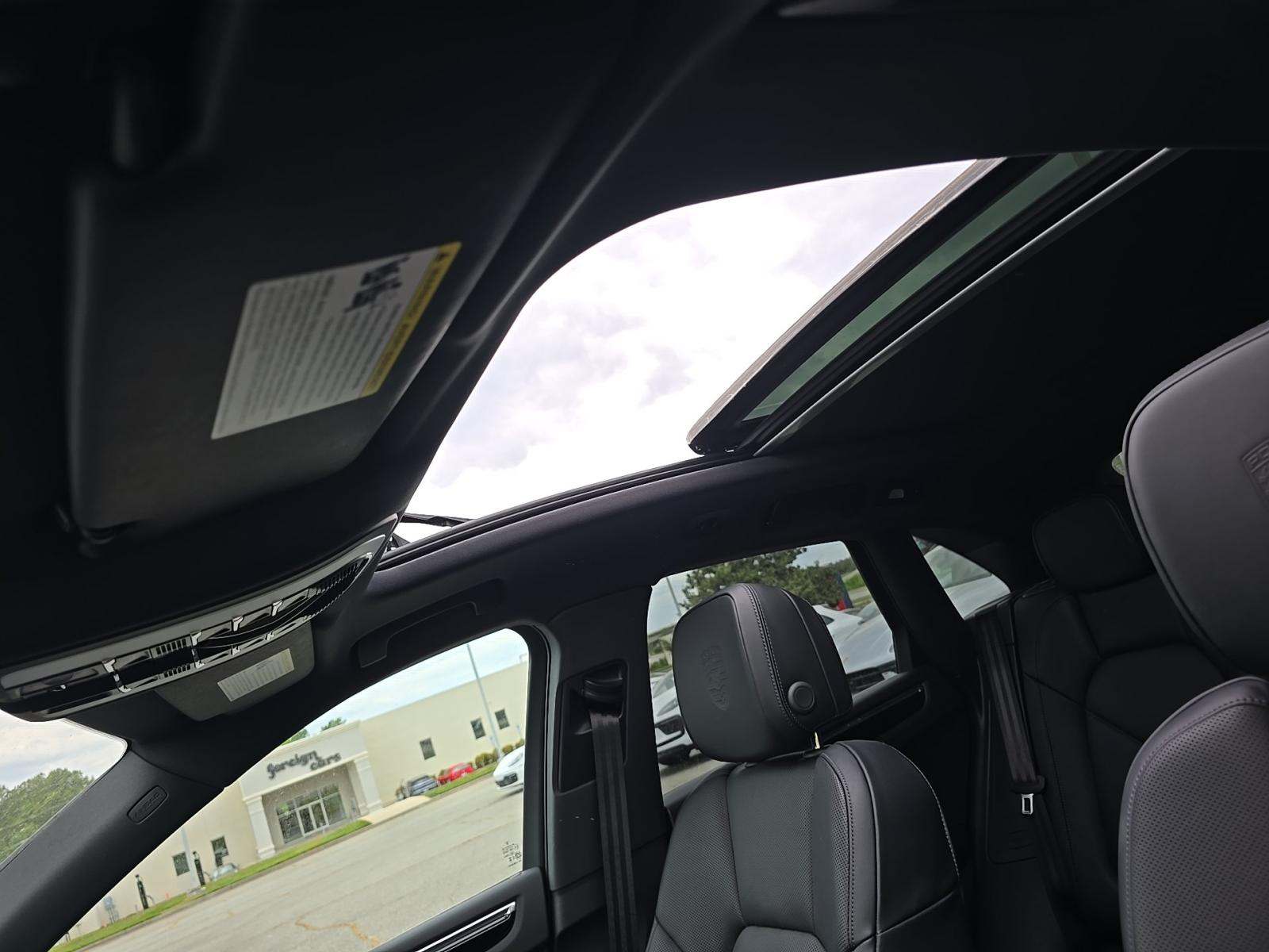 PORSCHE MACAN - 10