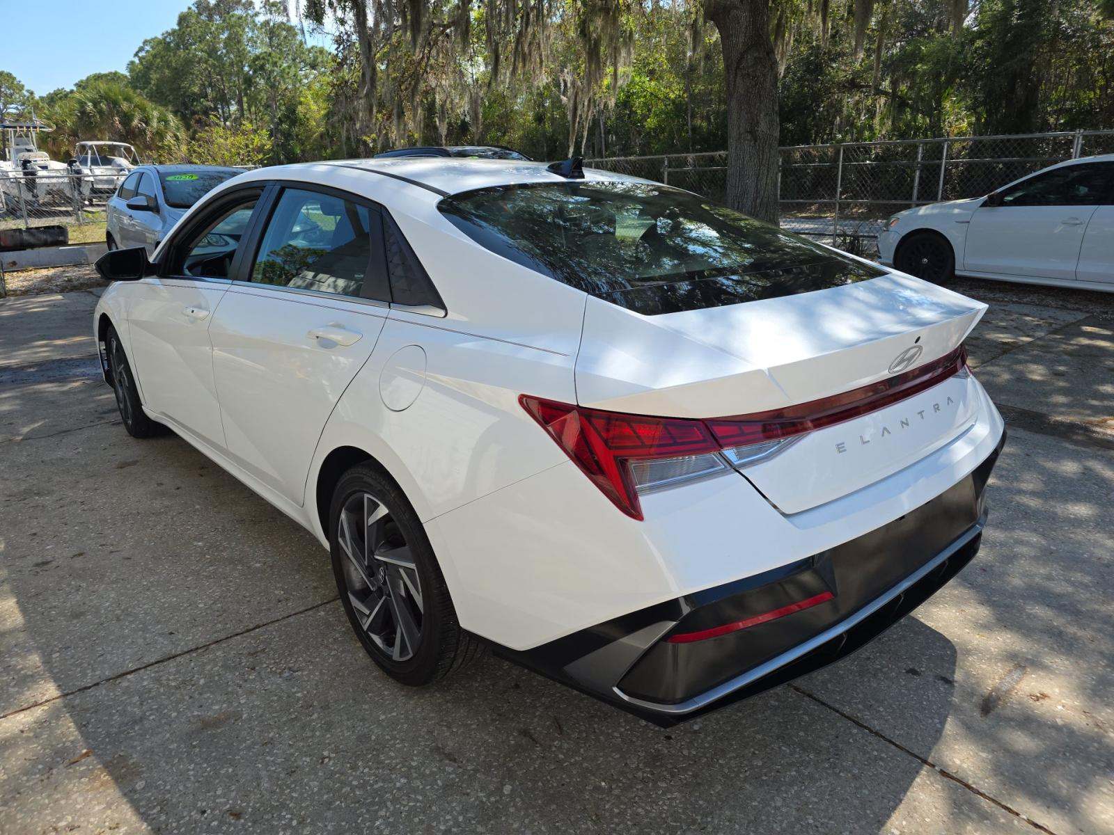 HYUNDAI SEL CONVENIENCE - 2