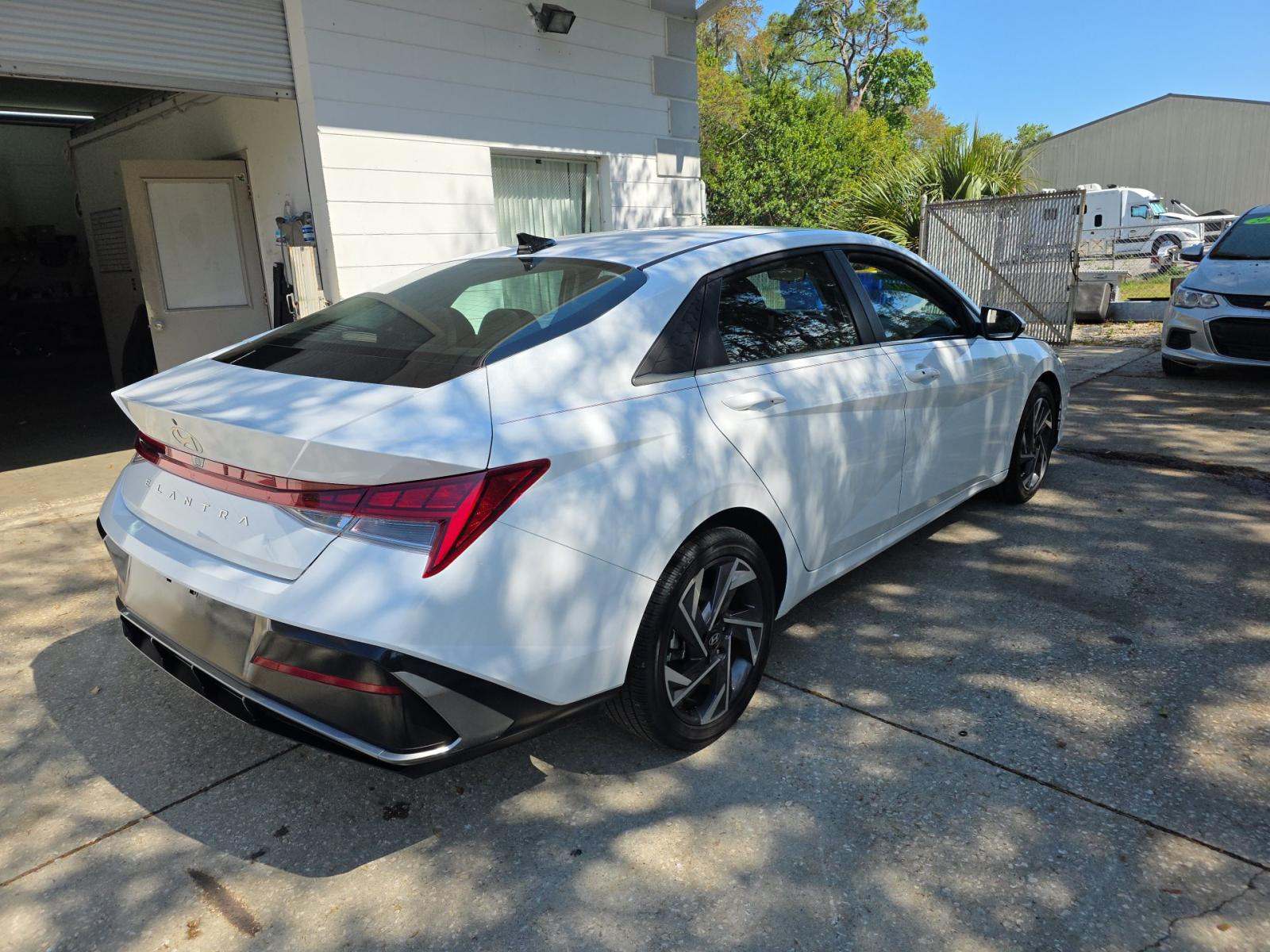 HYUNDAI SEL CONVENIENCE - 3