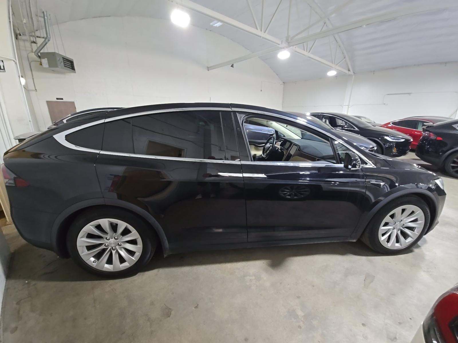 TESLA MODEL X - 3