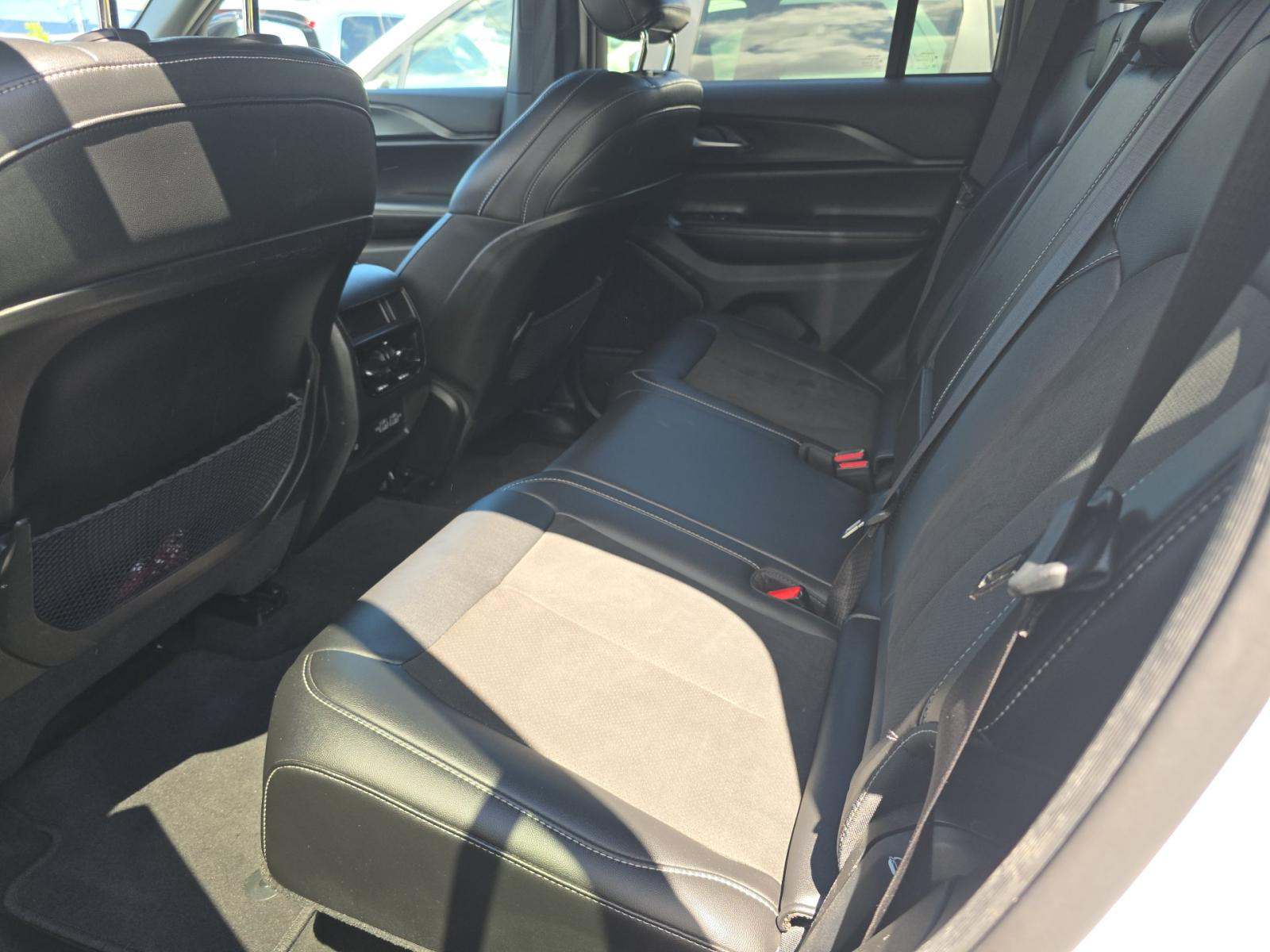 2023 Jeep Grand Cherokee Altitude AWD