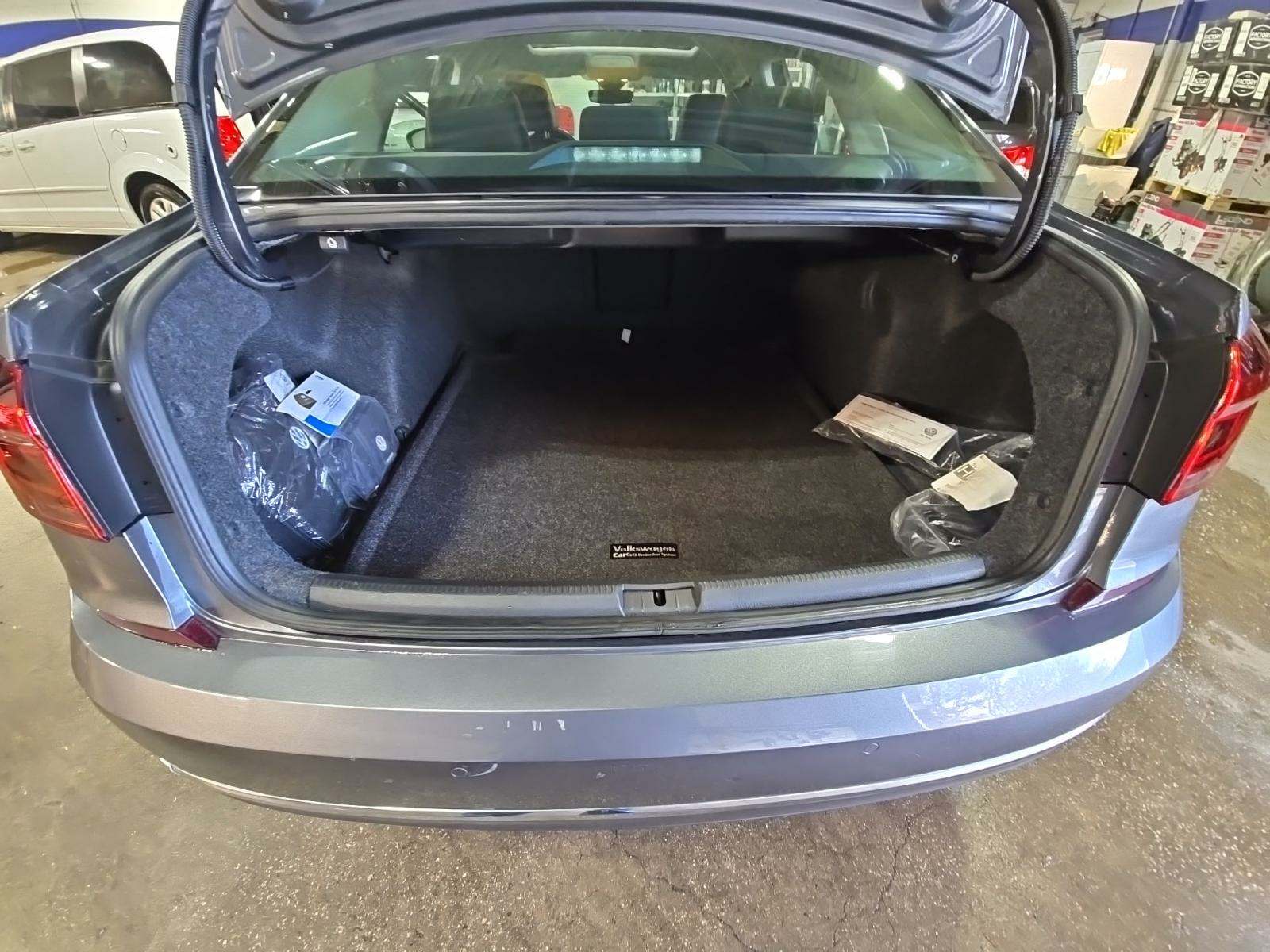 2018 Volkswagen Passat 2.0T SEL Premium FWD