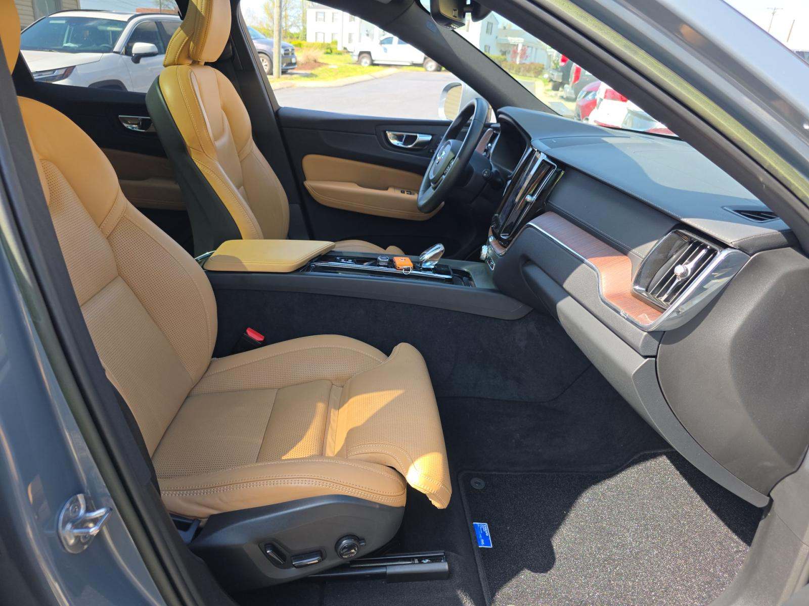 2023 Volvo XC60 B5 Ultimate FWD